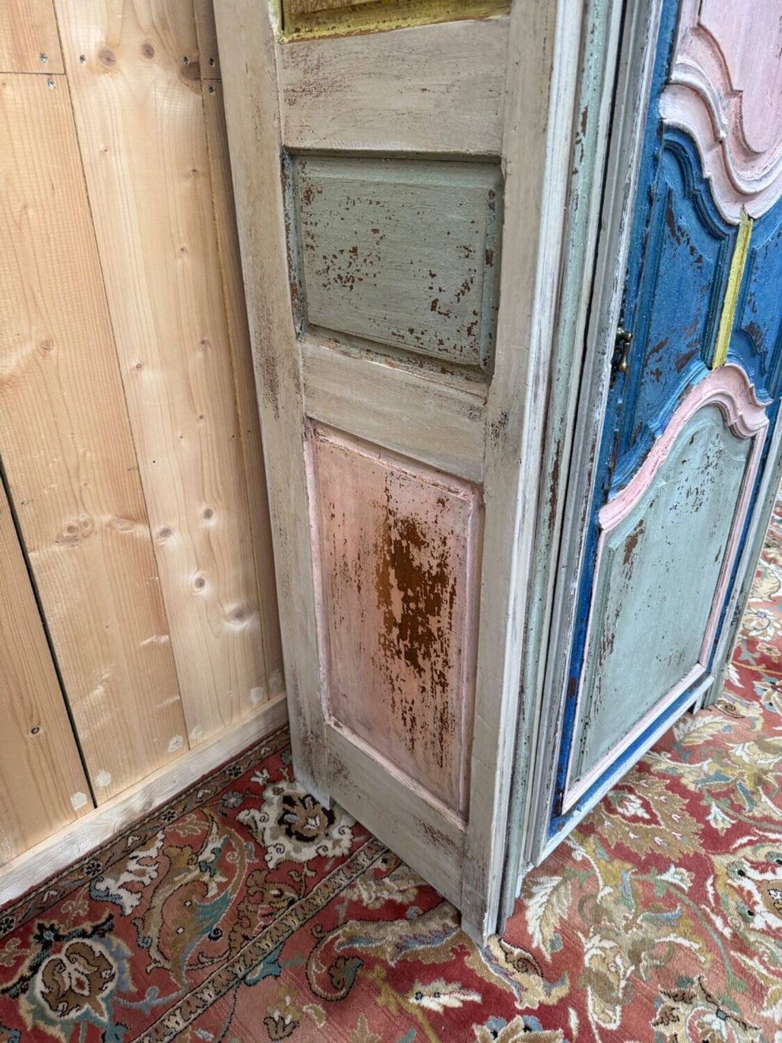 Bonnetière with a single door – Polychrome solid oak