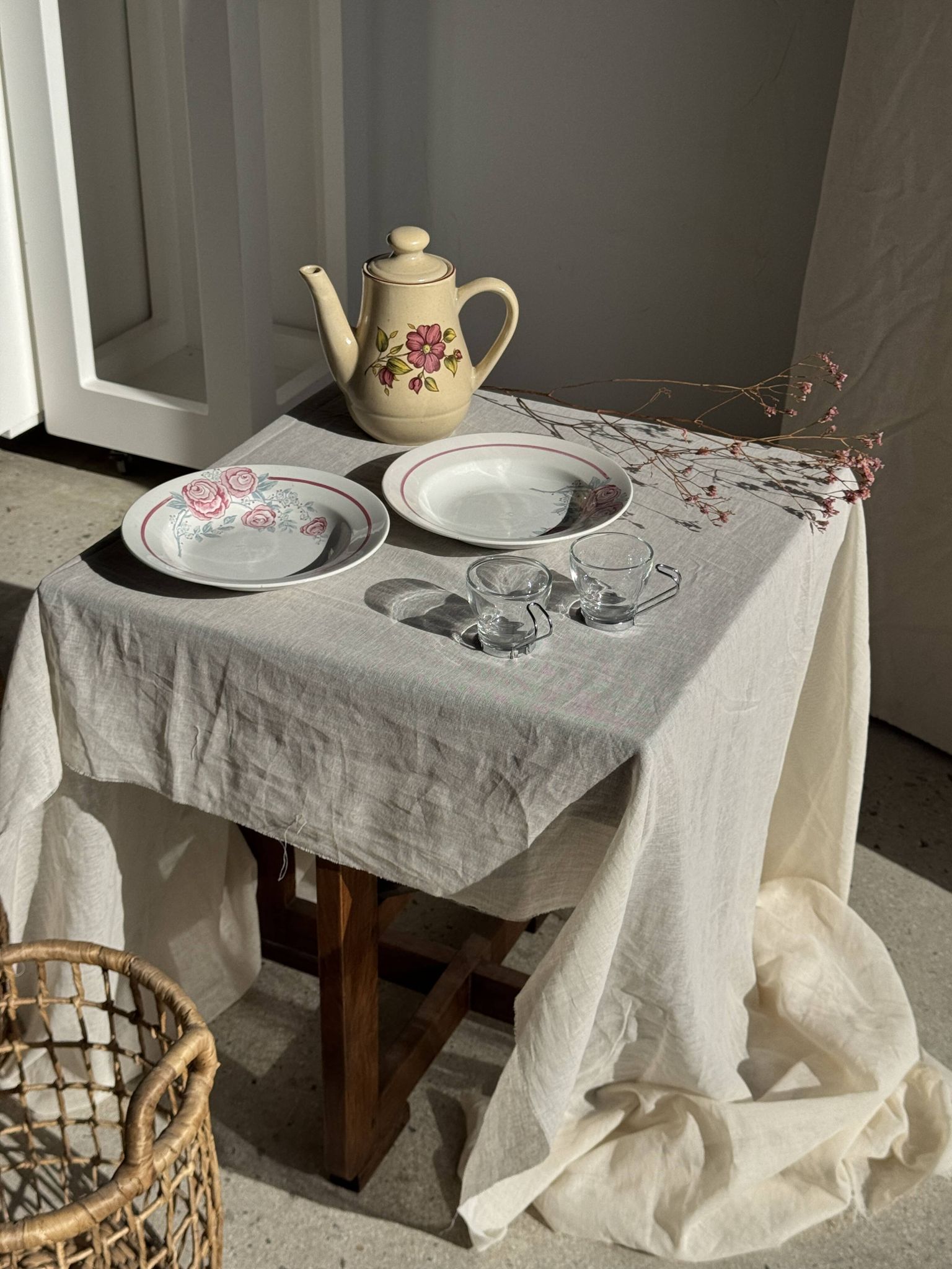Théière en grès beige vintage à motif de fleurs roses H22