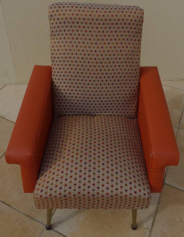 Fauteuil rétro vintage rockabilly en simili cuir orange et tissus vintage