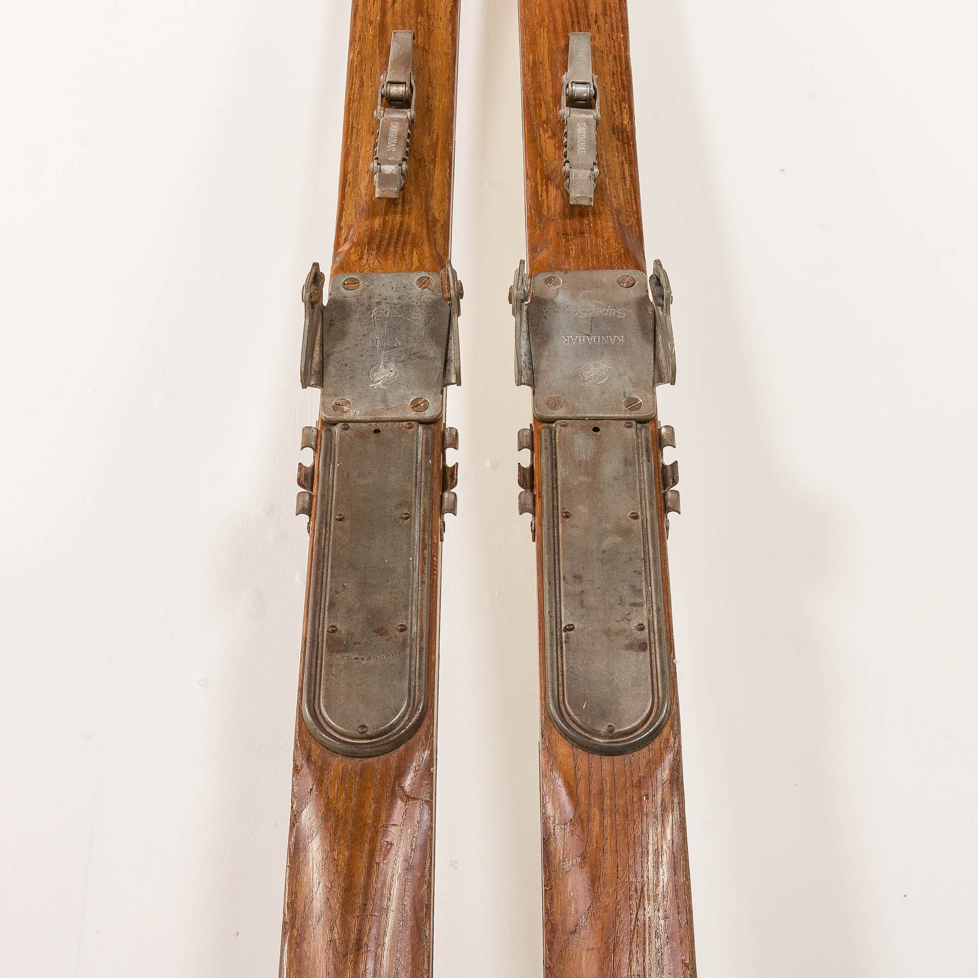 Paire de skis en bois vintage avec fixations Geze Kandahar et bâtons en bambou, années 1950