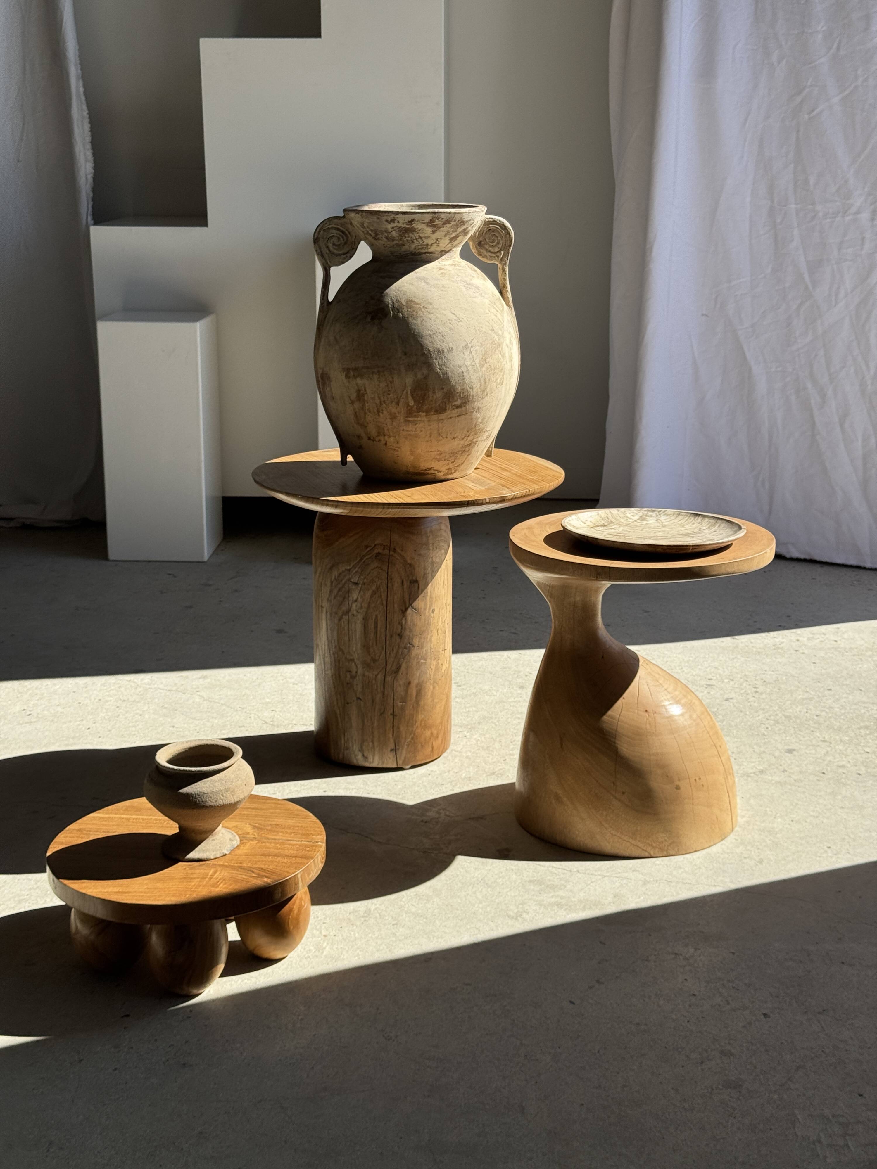 Side table in solid teak with a circular top, column base H51.5 D50.