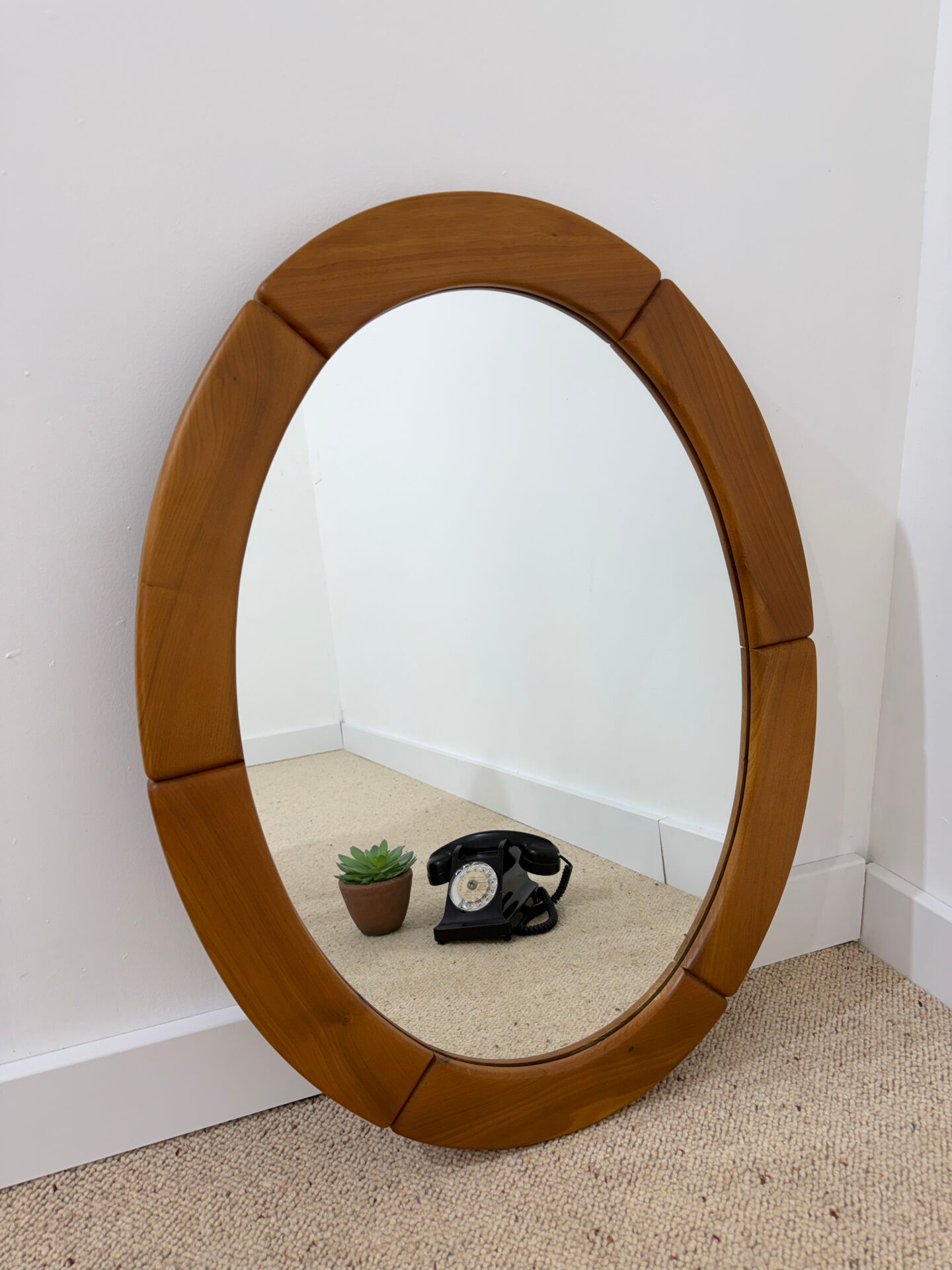 Miroir ovale années 70 en orme massif 