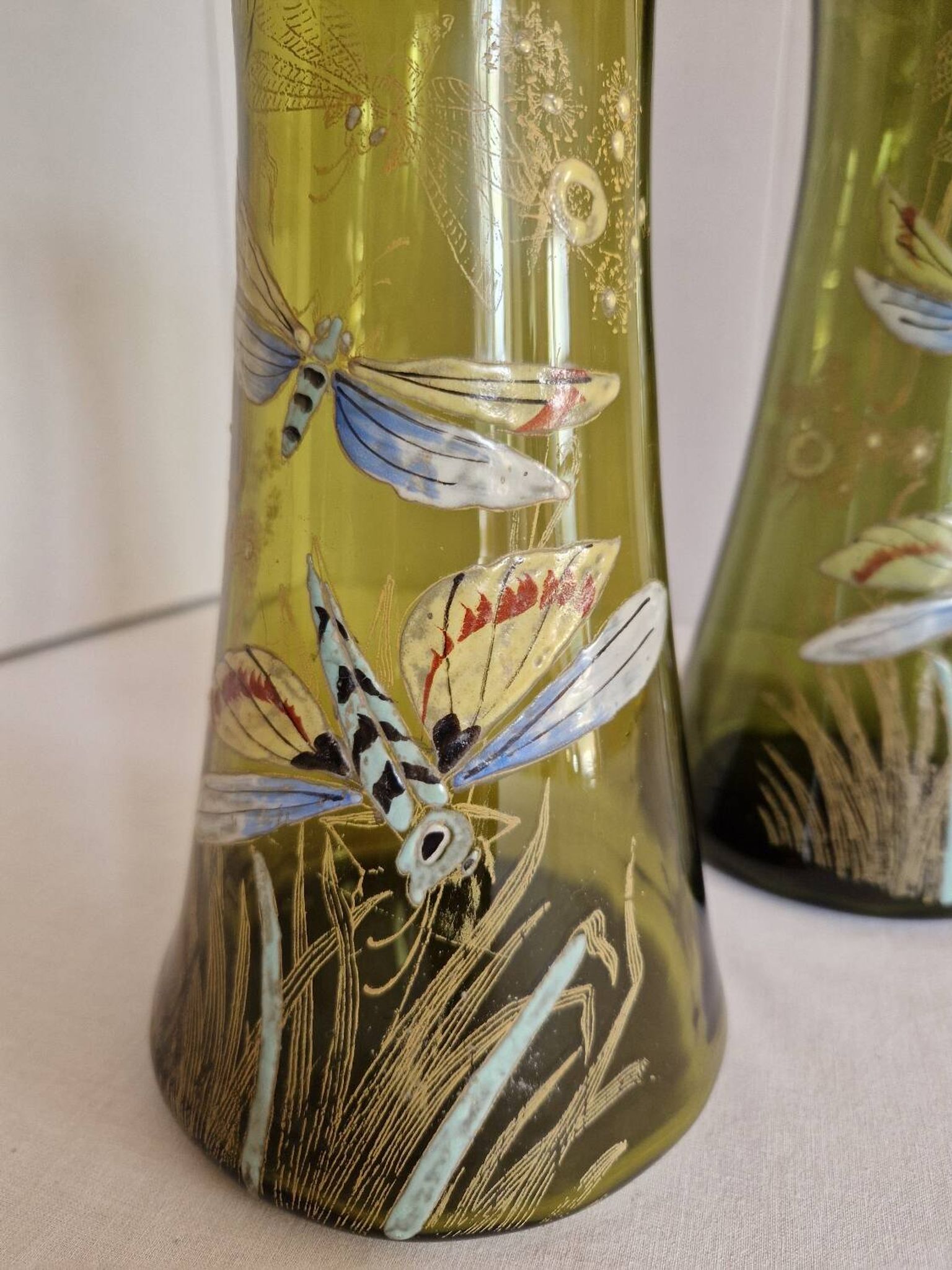 Paire de vases en verre émaillé avec libellule, attribués à Legras