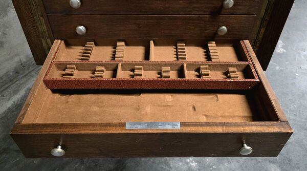 Meuble argenterie vide / meuble à couverts vintage sur pieds compas – année