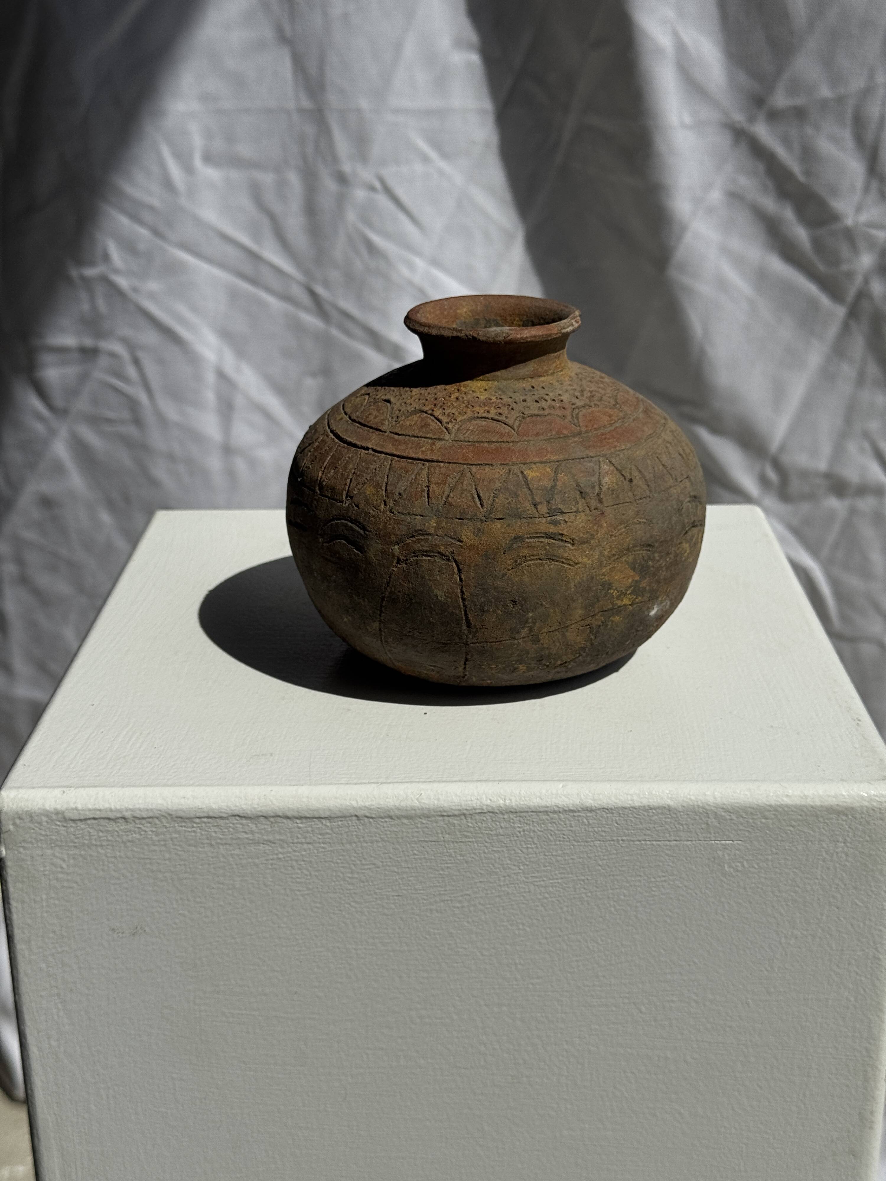 Small round ancient vase in engraved terracotta, Indonesian polychromy H10 D1