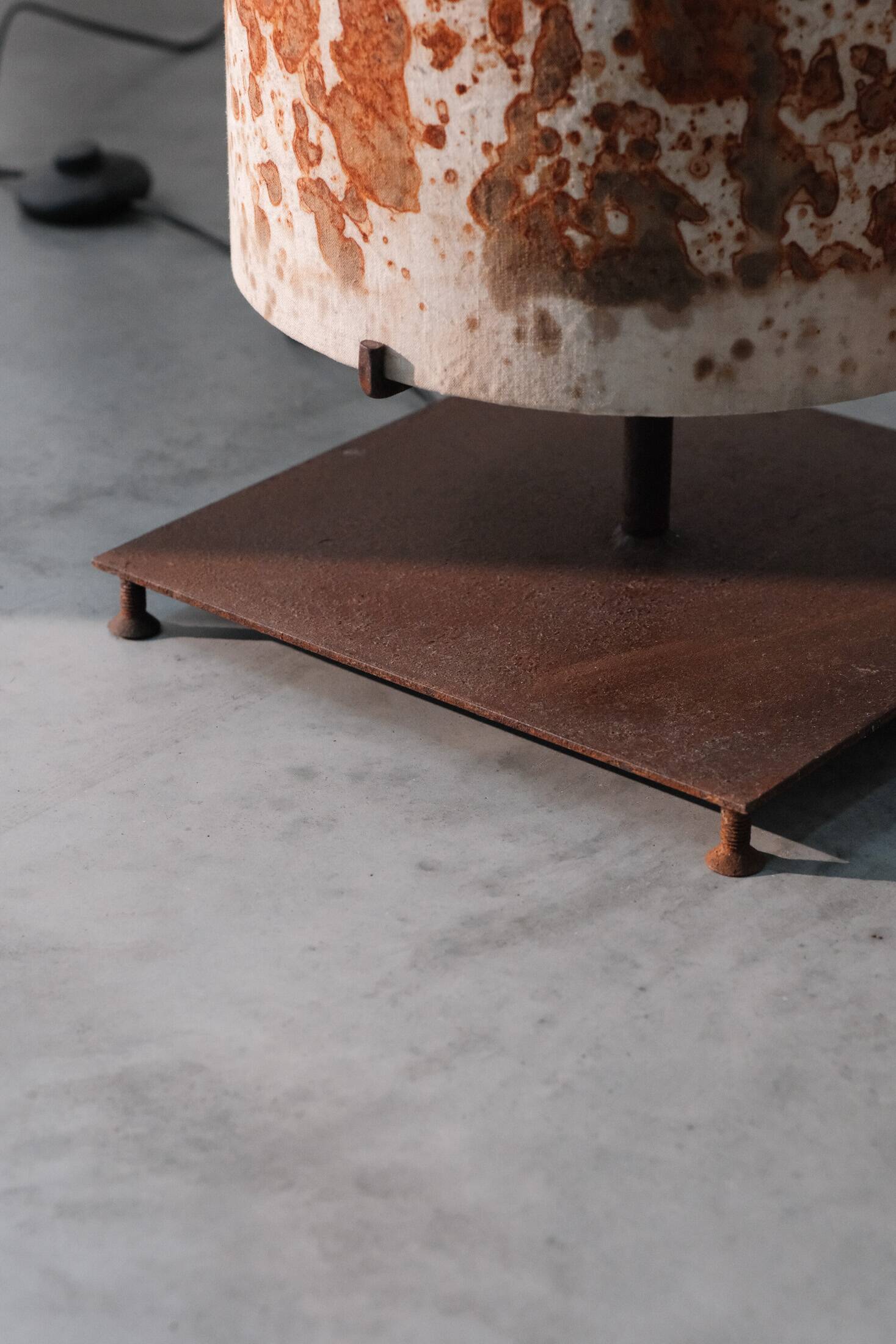 Floor lamp with rusty tones (M)