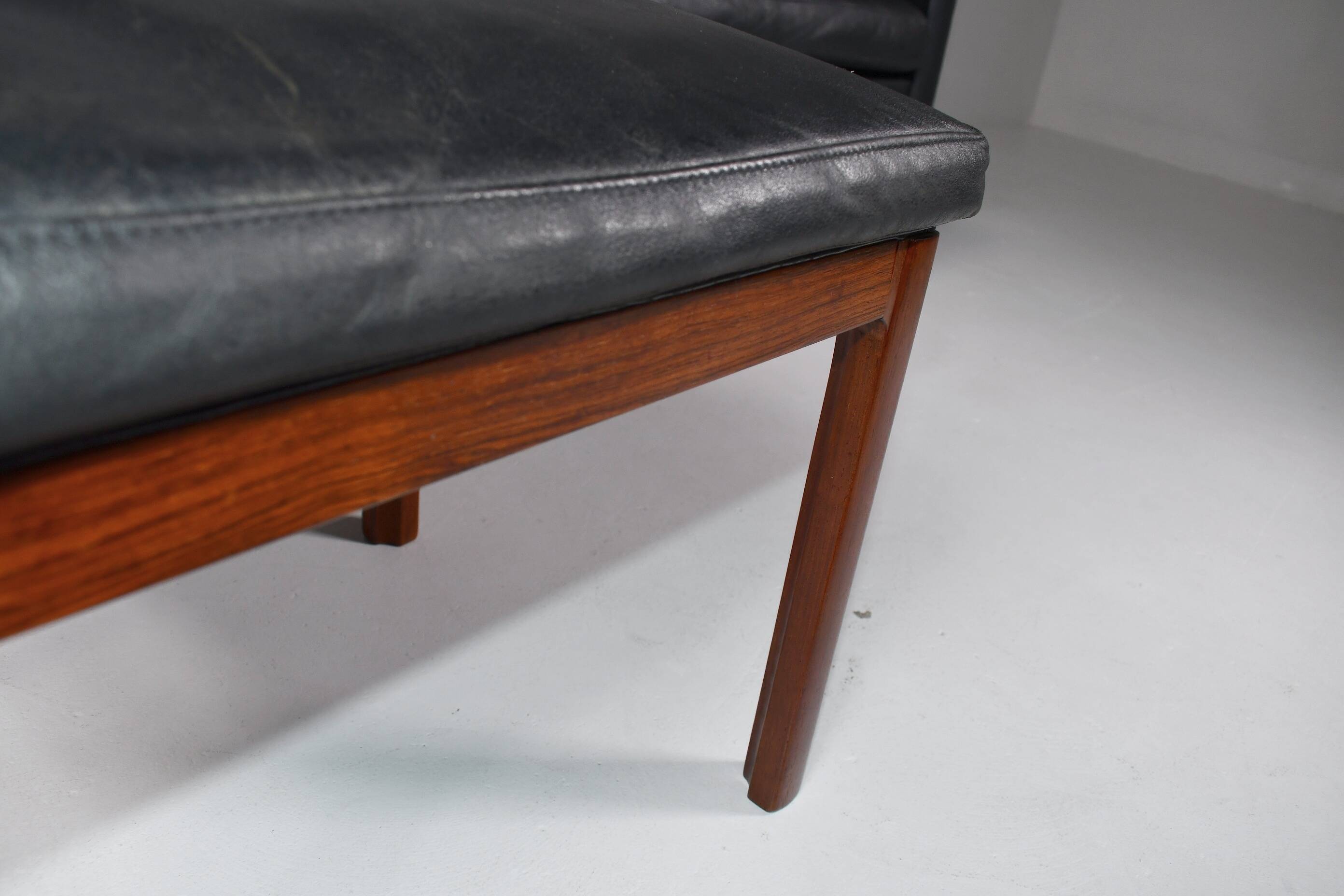 Fauteuil et repose-pieds en cuir par Kai Lyngfeldt-Larsen. Danemark, années 1960.