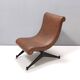 Fauteuil lounge en skaï marron avec pieds en métal verni noir, Italie
