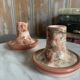 Paire de bougeoirs en poterie de Jersey