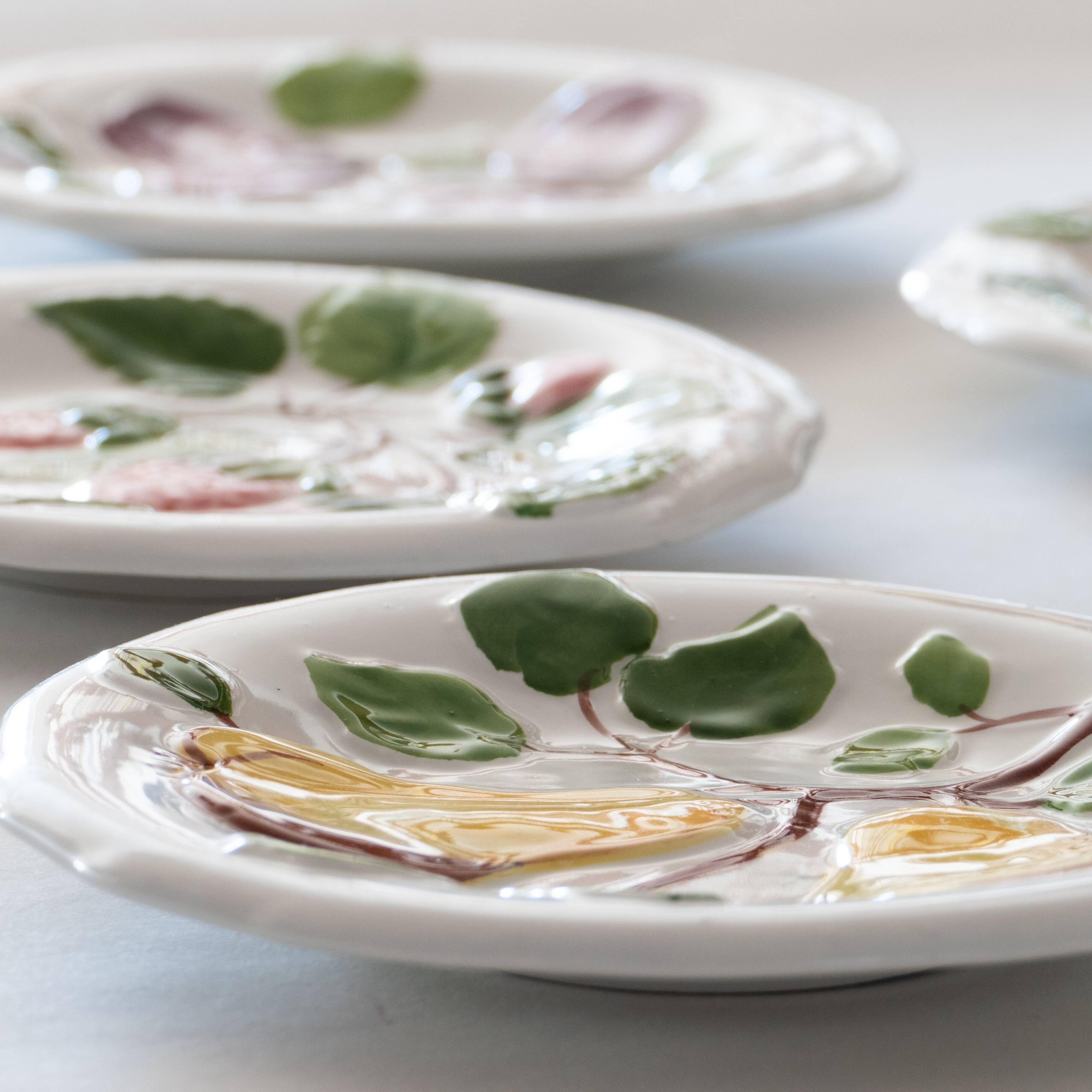 4 vintage plates in slurry fruit decoration