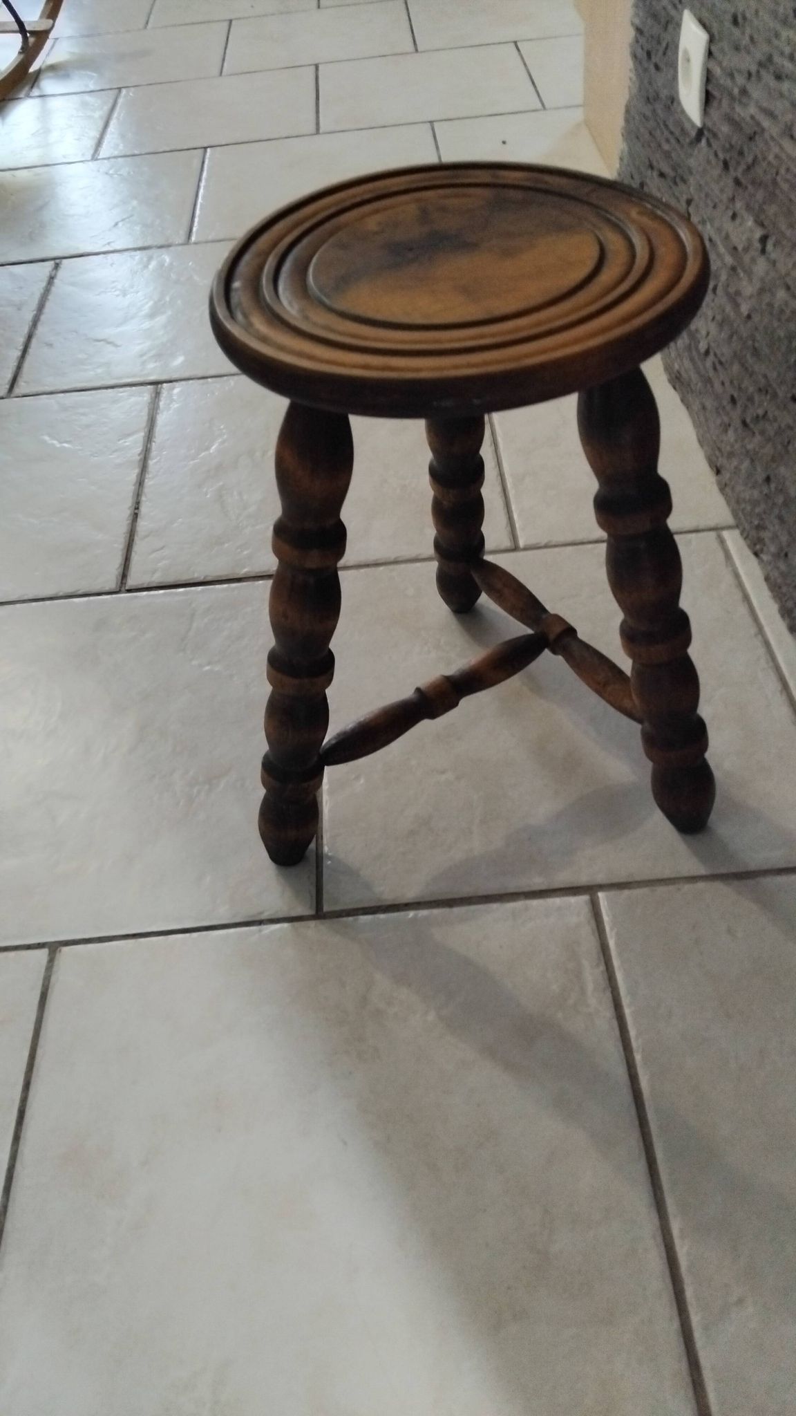 Ancien petit tabouret tripode bois massif vintage ferme