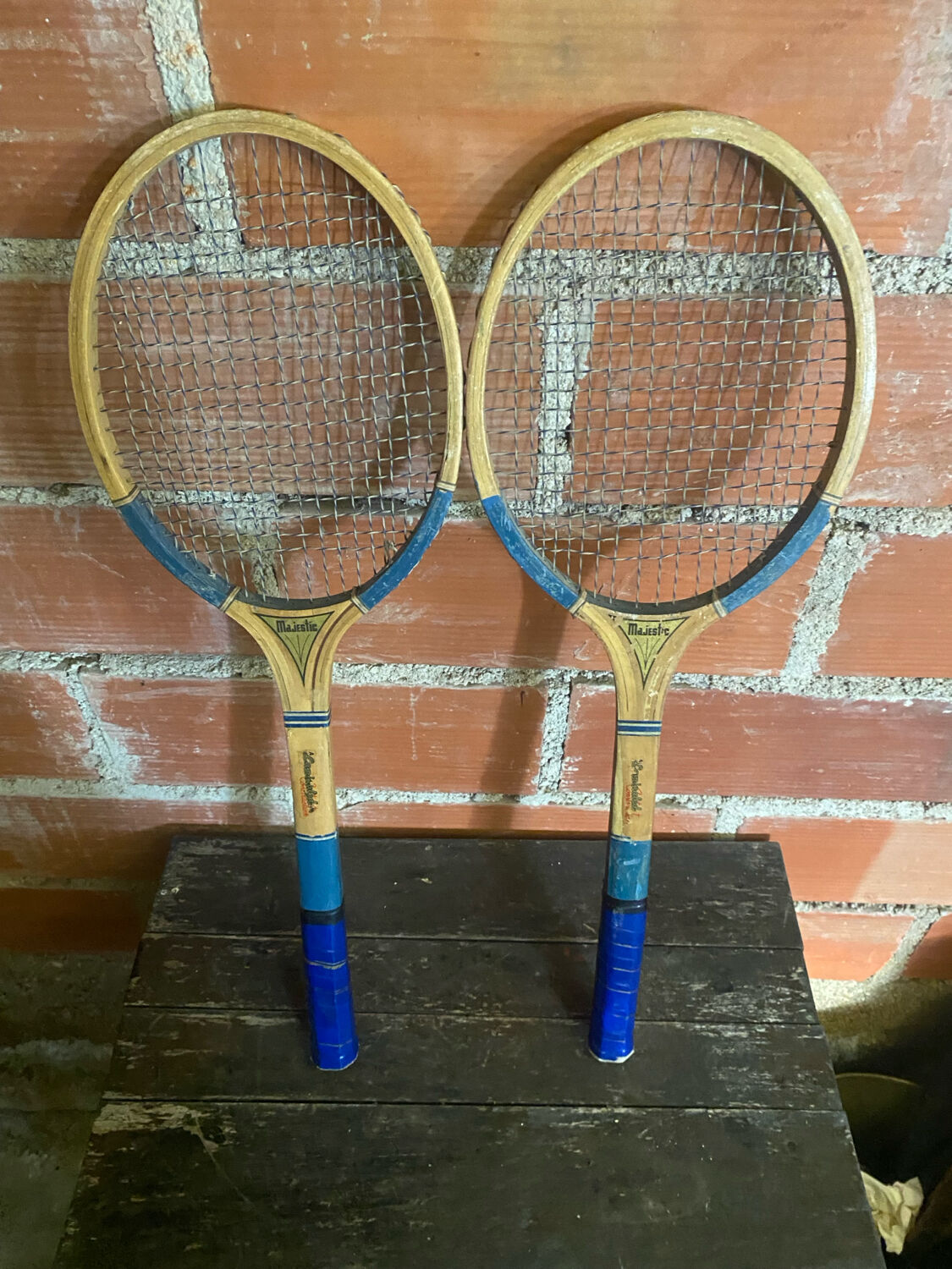Paire de raquettes de tennis anciennes Majestic en bois, années 50