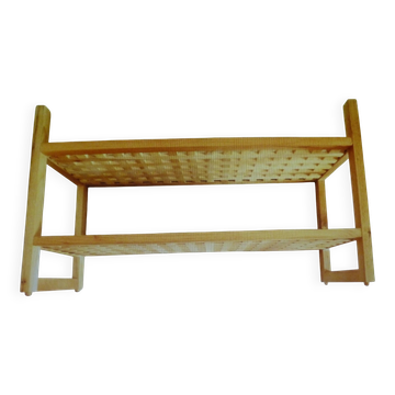 Table basse de salon en bois avec étagères ajourées, porte-plantes jardin.