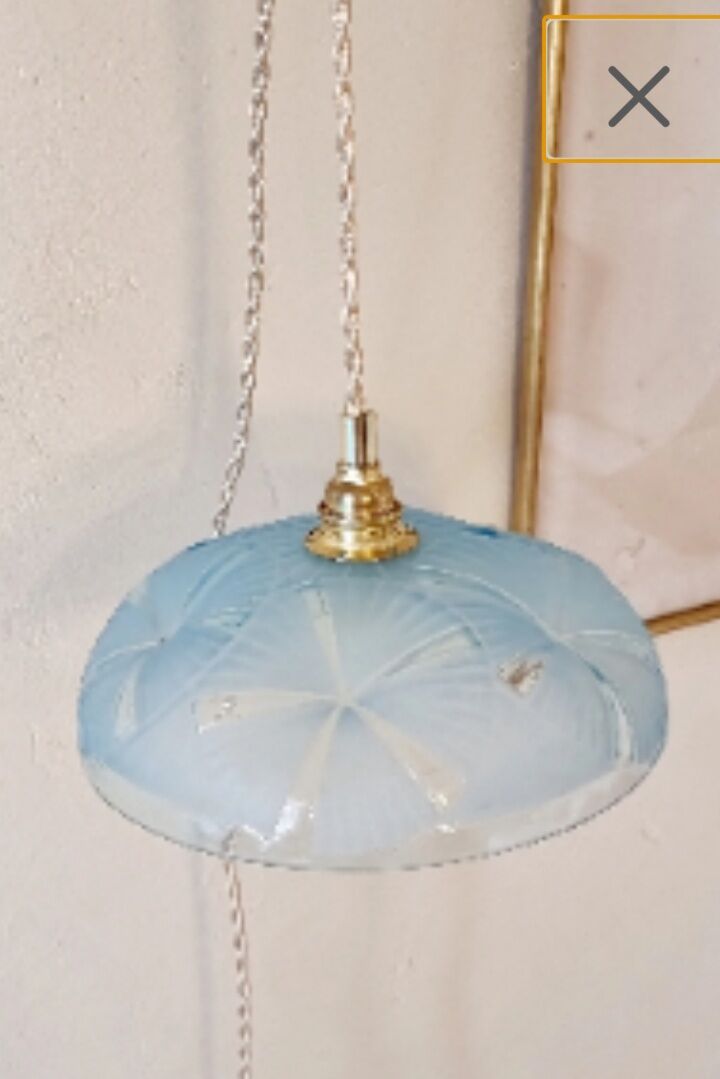 Vintage blue cup suspension