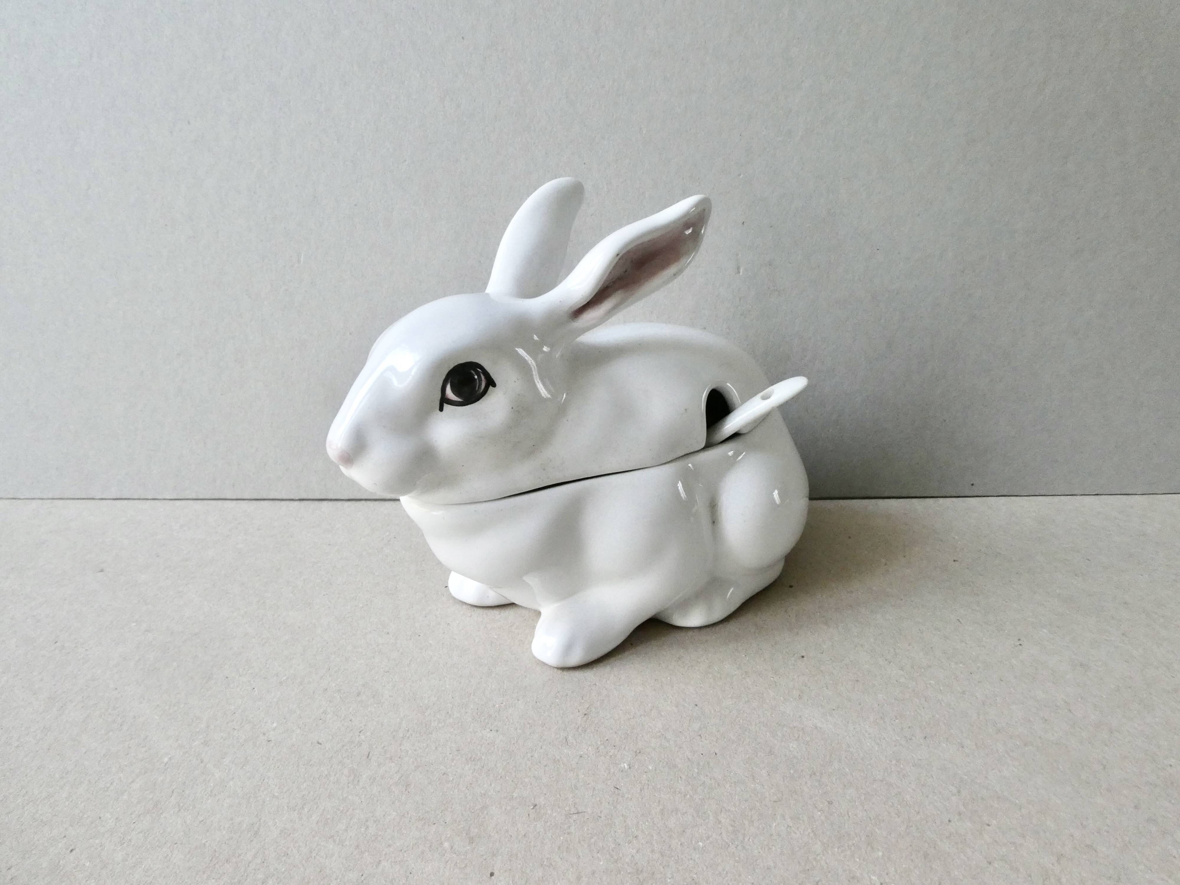 Gravy boat in white rabbit slip, bordallo pinheiro portugal