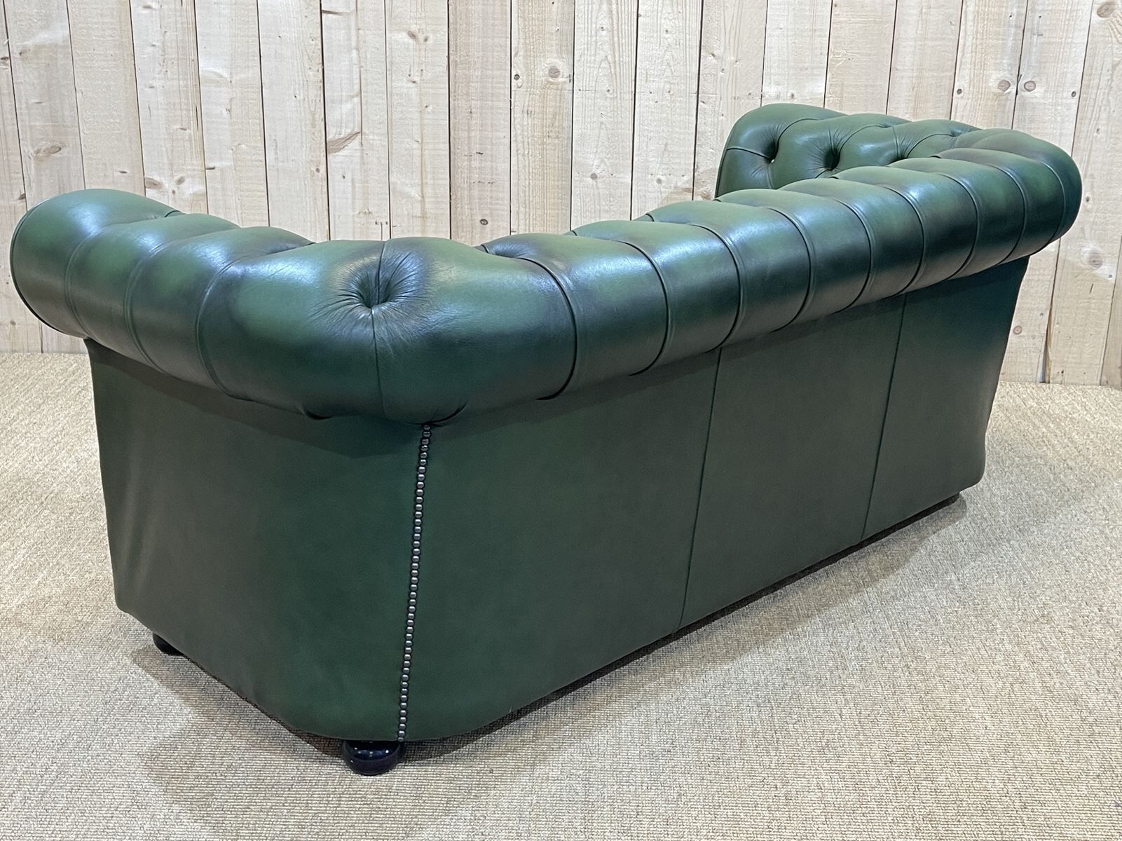 Chesterfield sofa in green leather 3 places from the 80s
