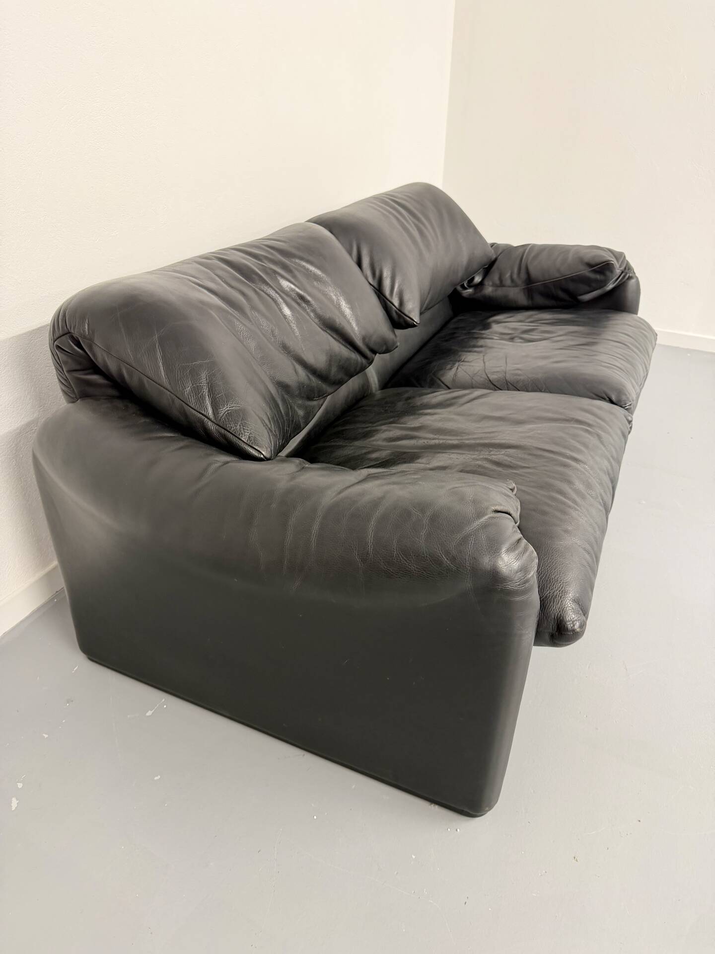 Canapé maralunga design design Vico MAGISTRETTI Cassina en cuir noir