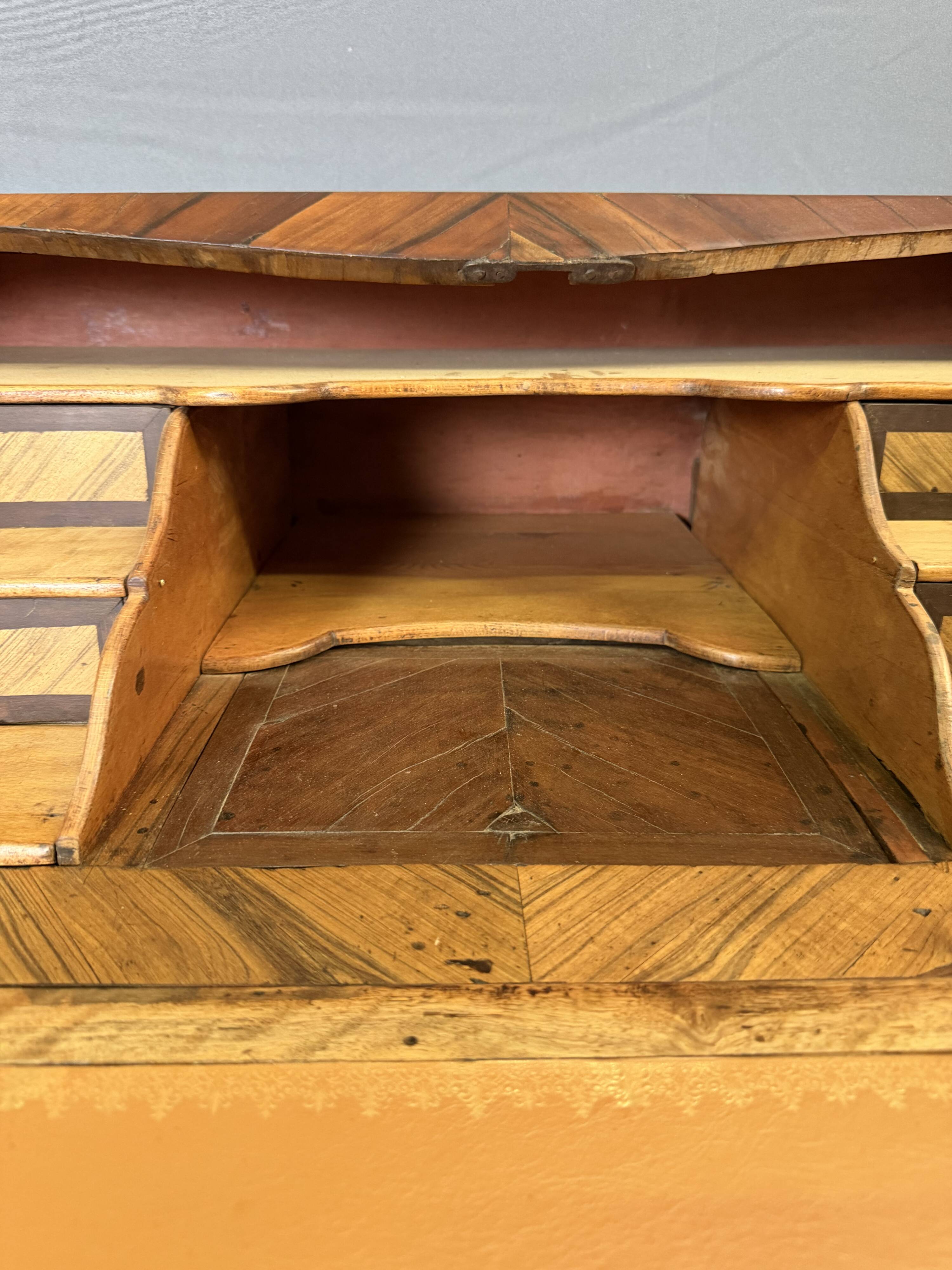 Louis XV slant-top desk in marquetry from the 18th century.