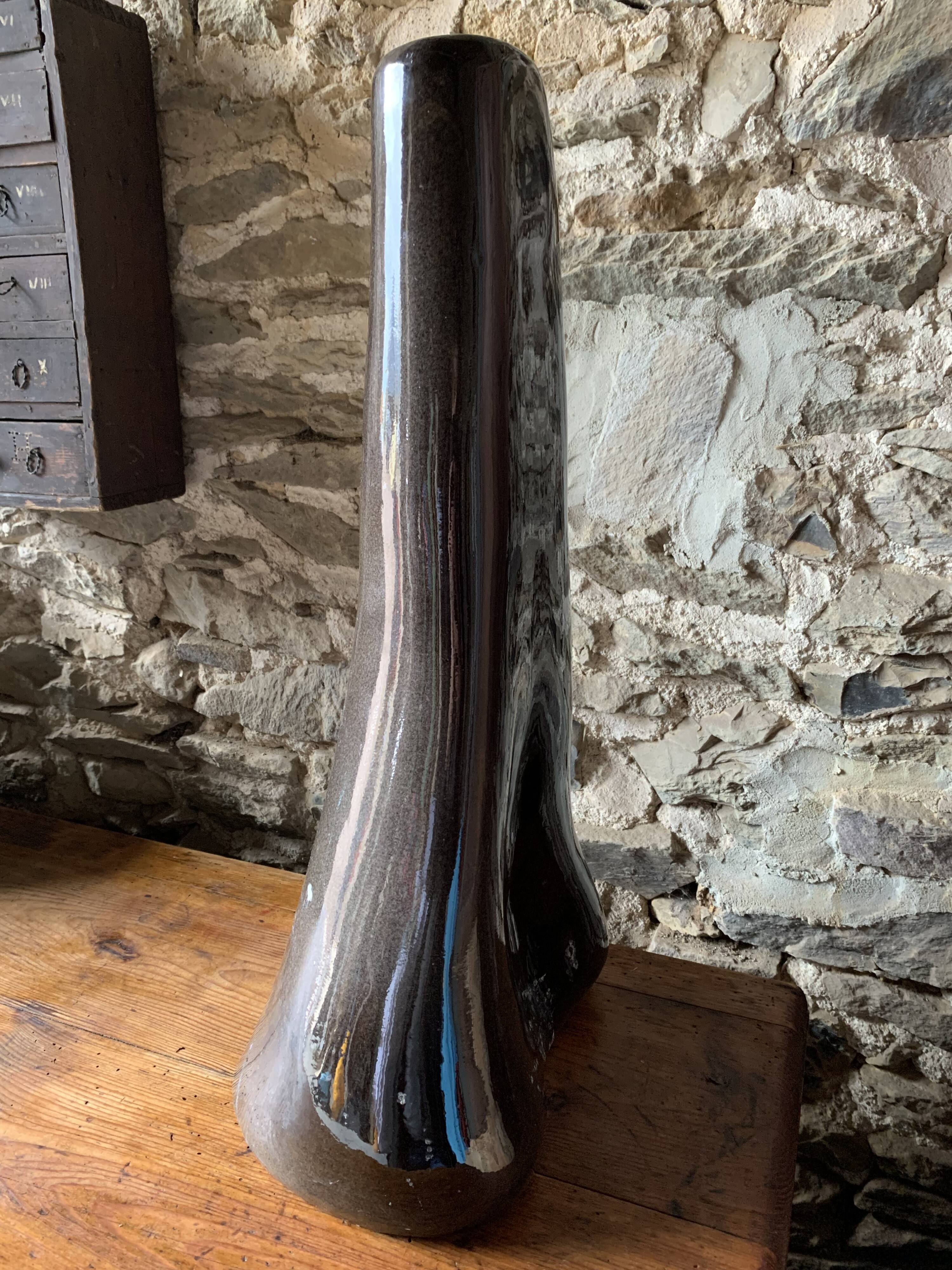 Vase céramique émaillé noir forme libre