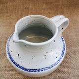Pichet en grès moucheté