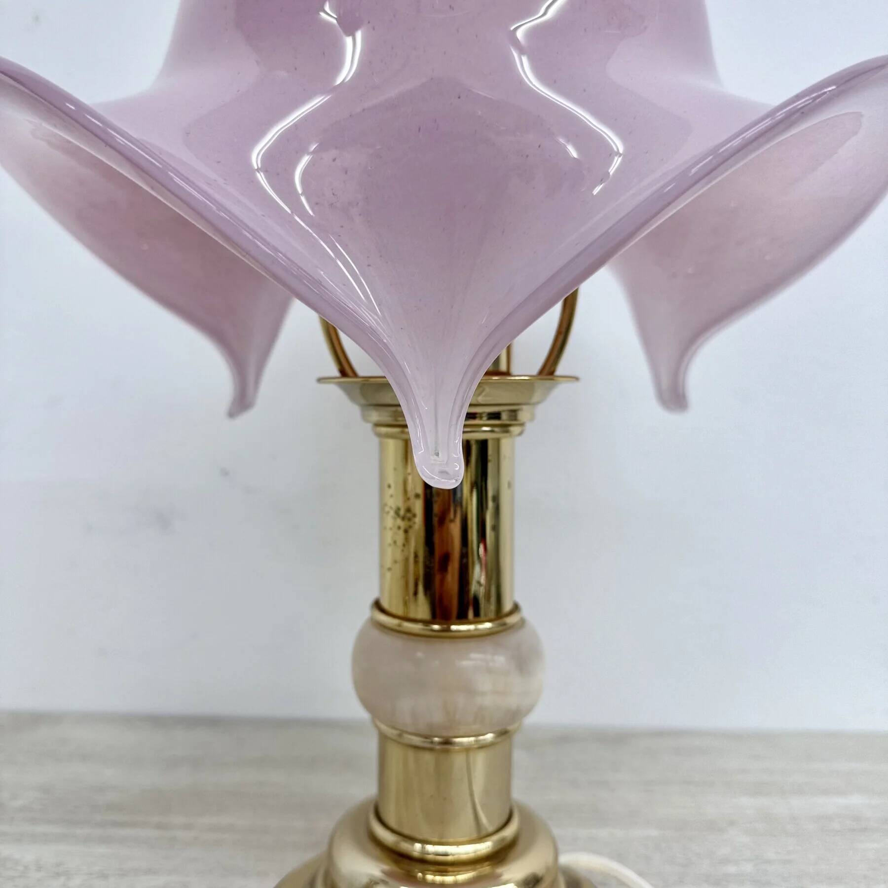 Ensemble de 2 lampes de table en verre de Murano rose avec des détails en albâtre, années 1970.