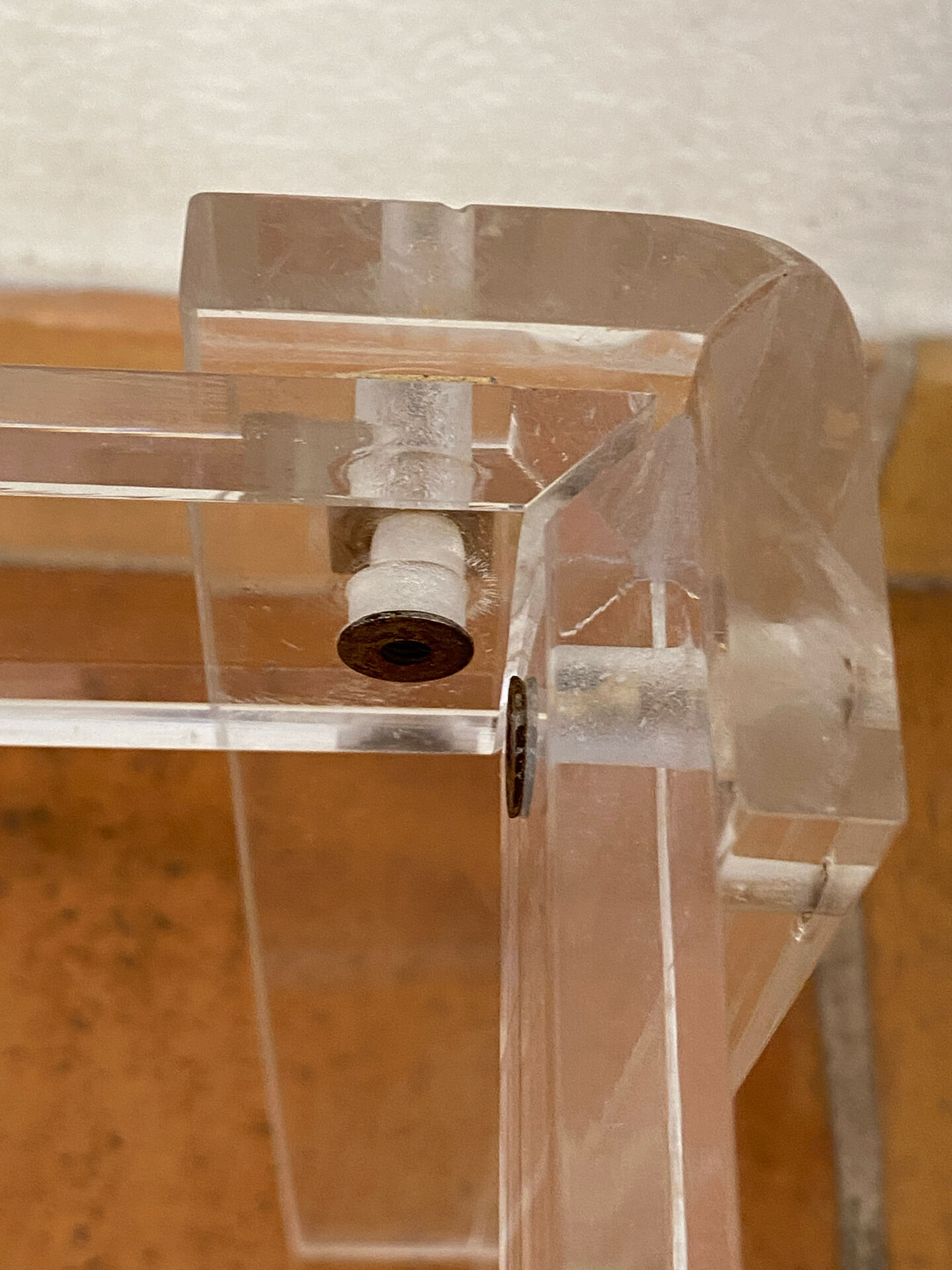 Coffee table, side table in plexiglass with a glass top.