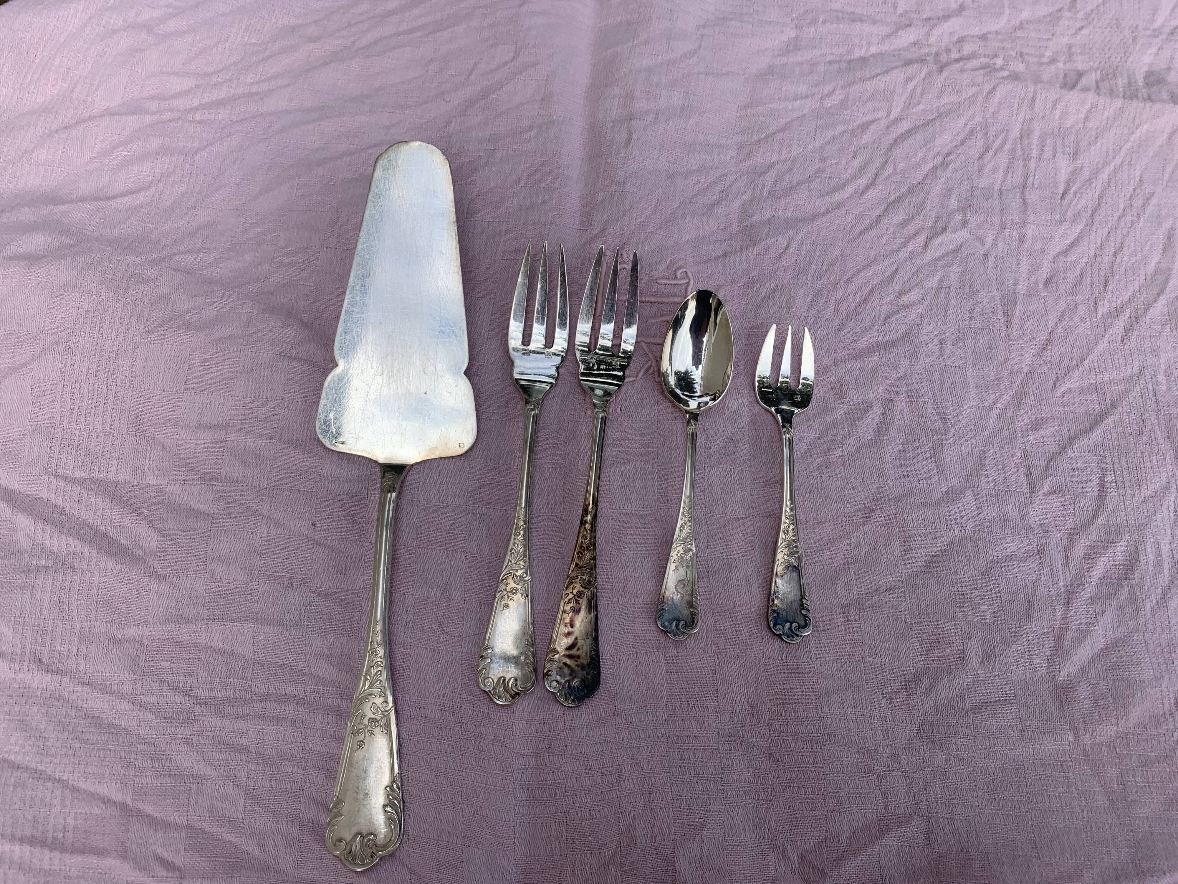 5 silver-plated cutlery, pie server, two forks, small fork and spoon, punch