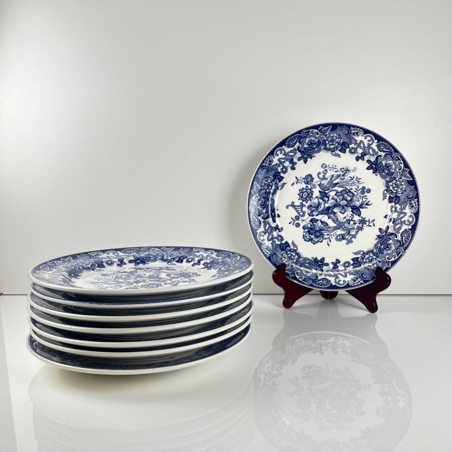 Set of 8 blue earthenware dinner plates with floral and bird decoration, 20th century