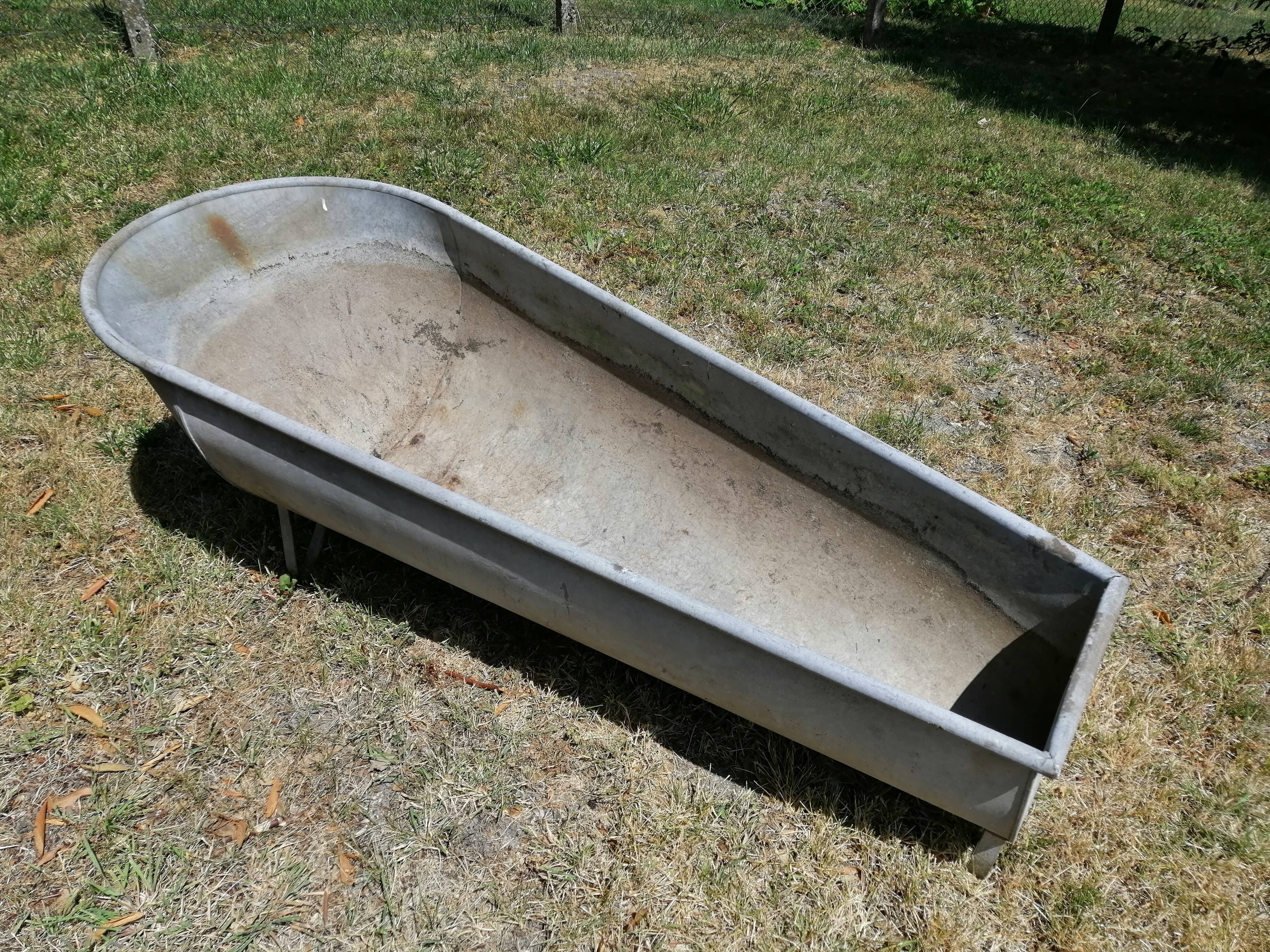 Zinc bathtub