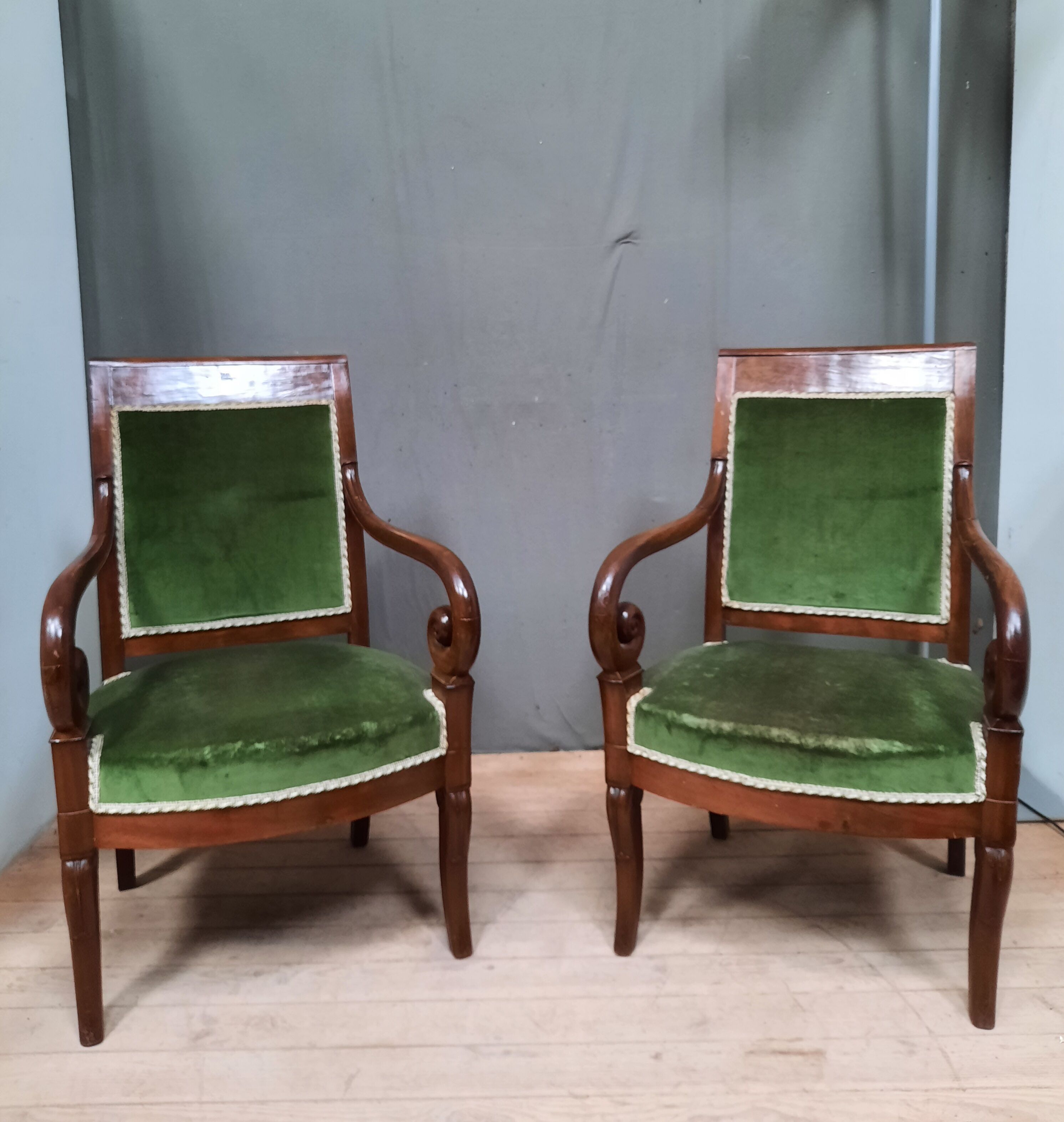 Pair of armchairs with acajoi butts