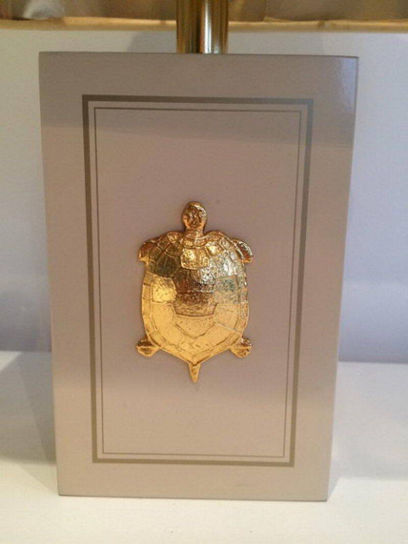 Paire de lampes à décor de tortues dorées