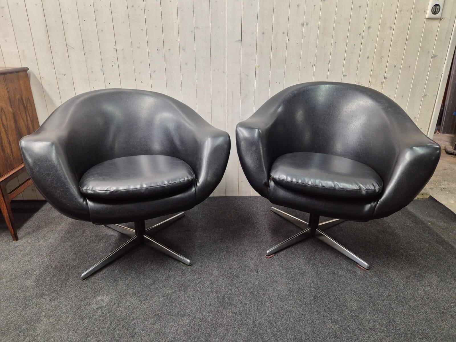 Vintage balloon shell armchair