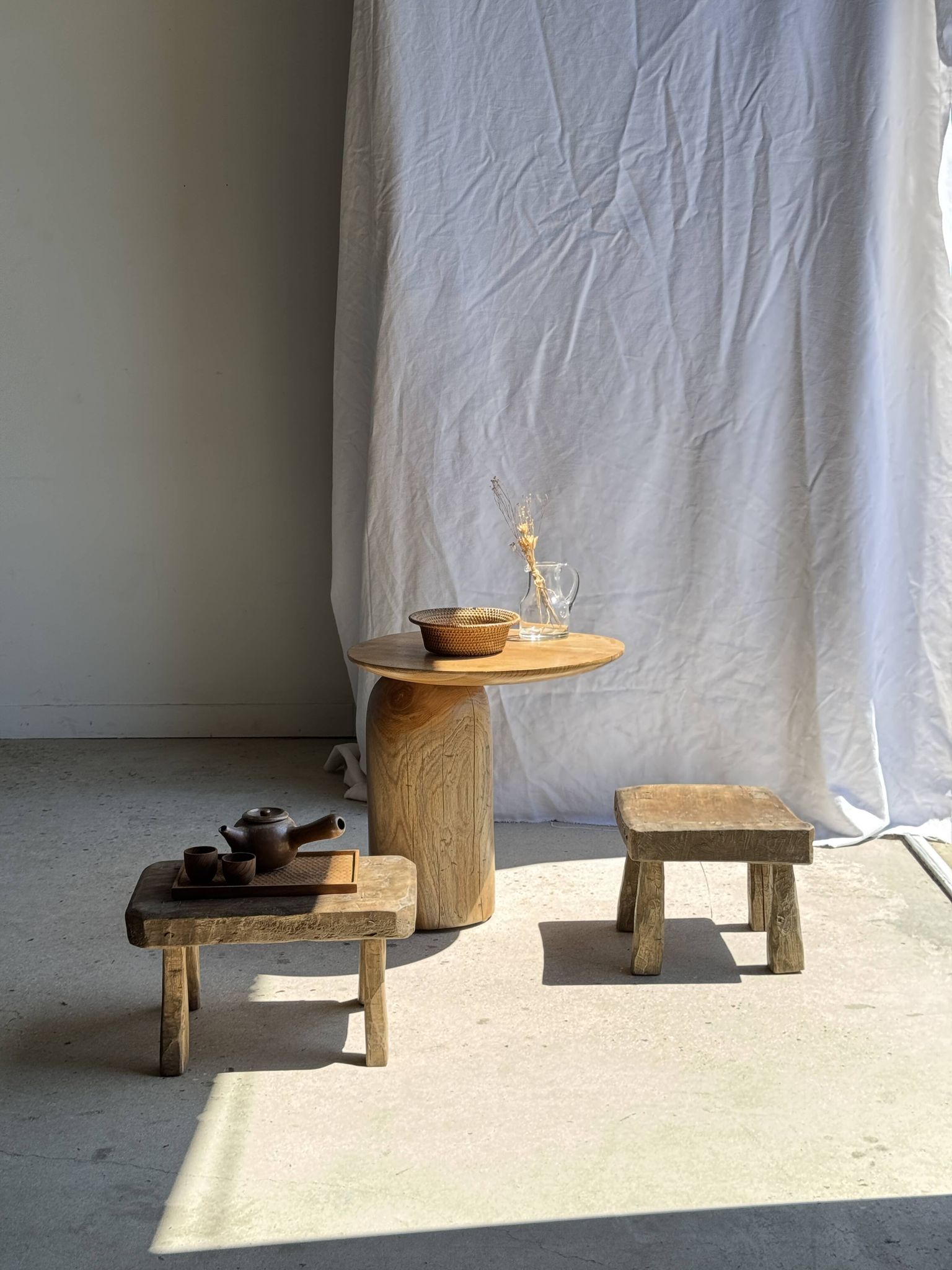 Tabouret d'appoint en teck massif carré assise courbée