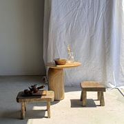Tabouret d'appoint en teck massif carré assise courbée