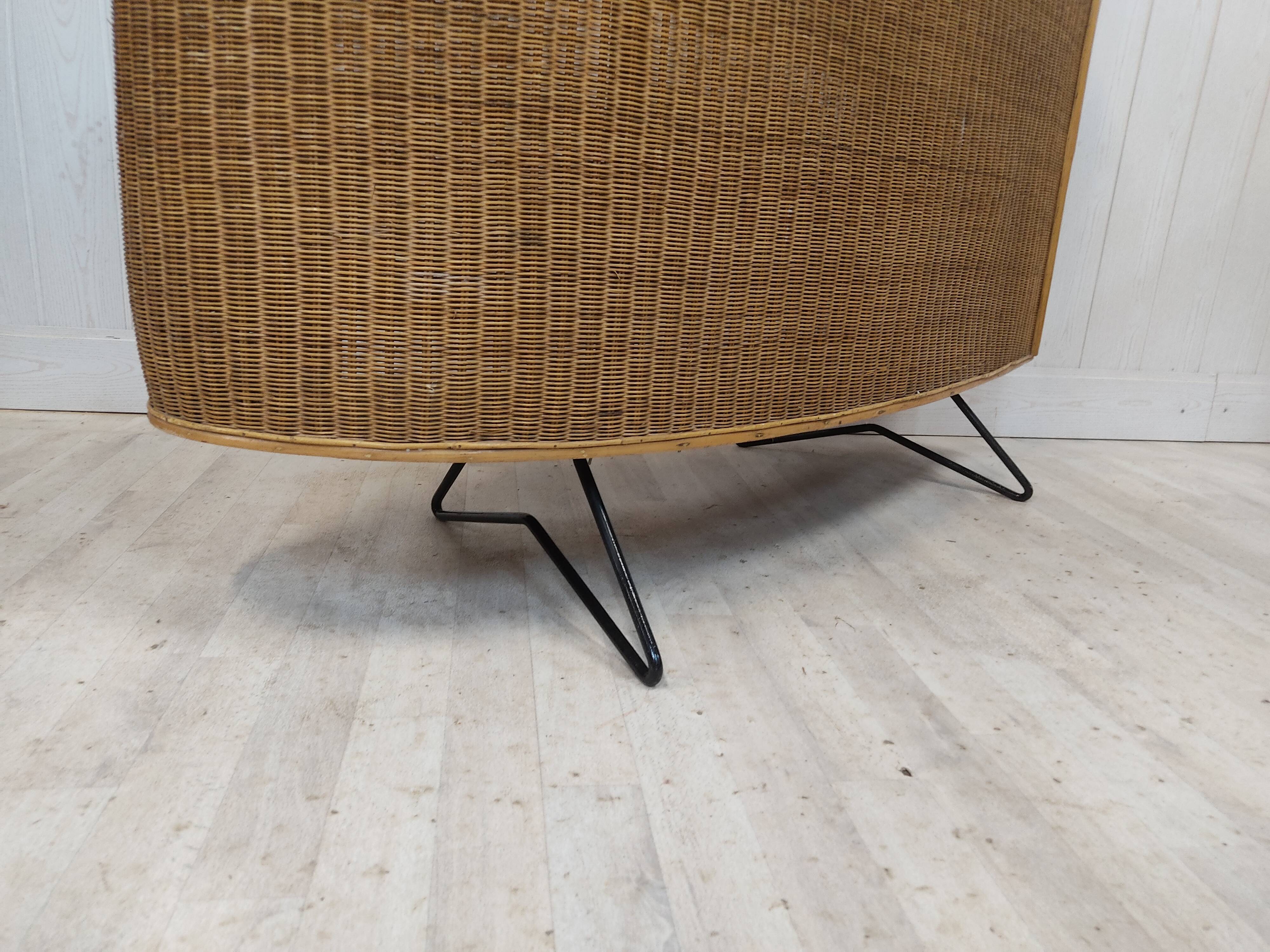 Vintage wicker bar and its two stools