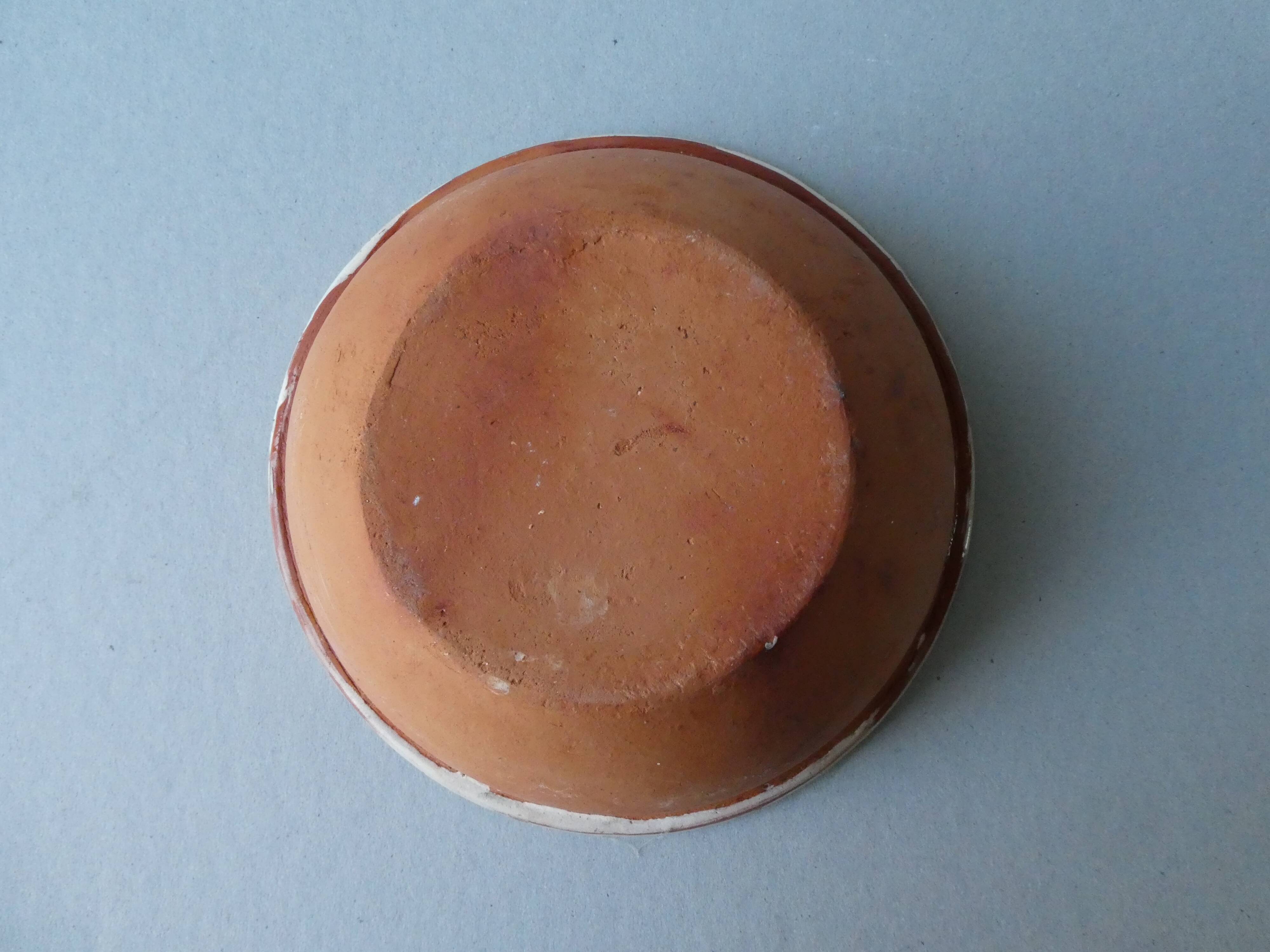 Hollow plate in enamelled terracotta