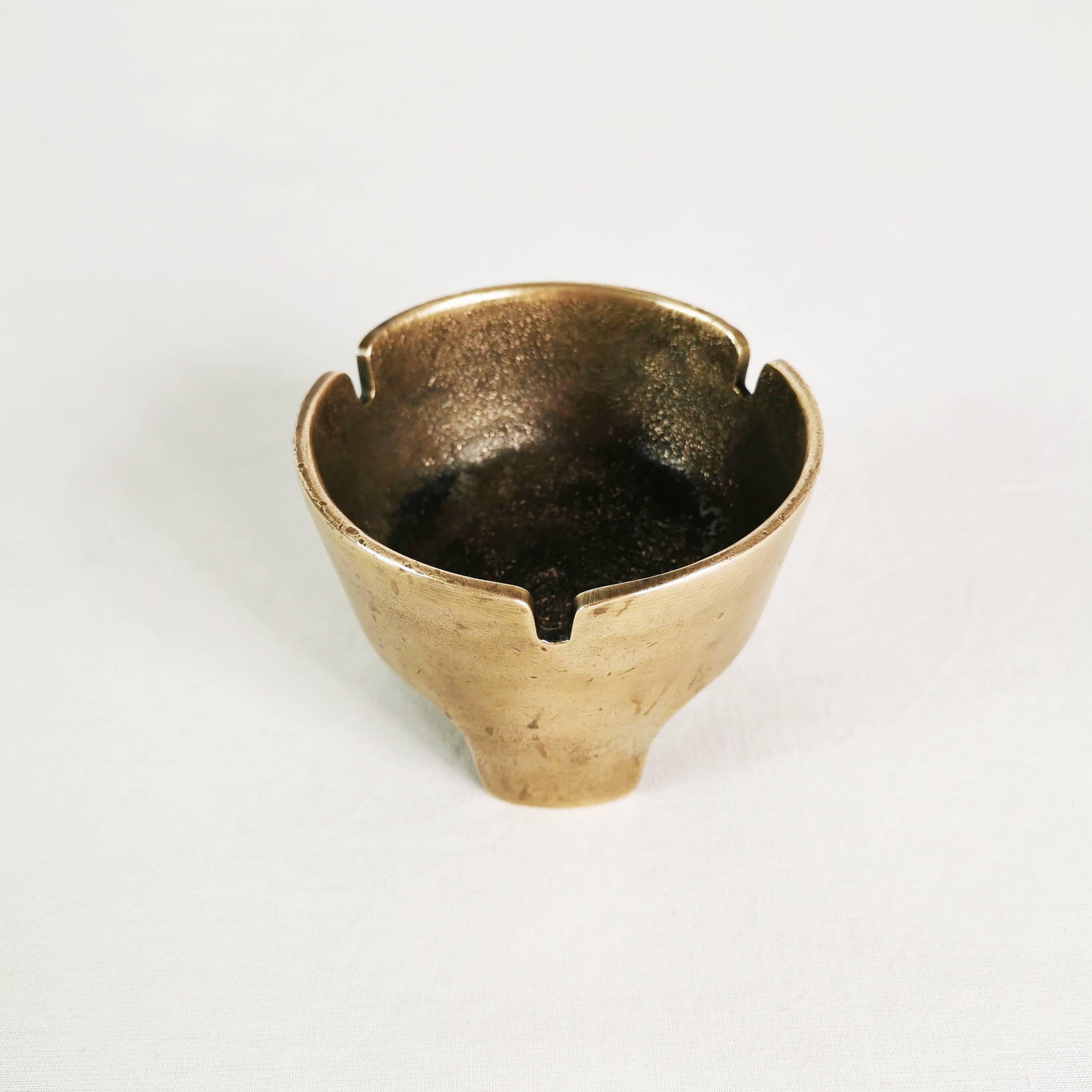 Modernistyczna popielniczka z mosiądzu, Dania, lata 70.