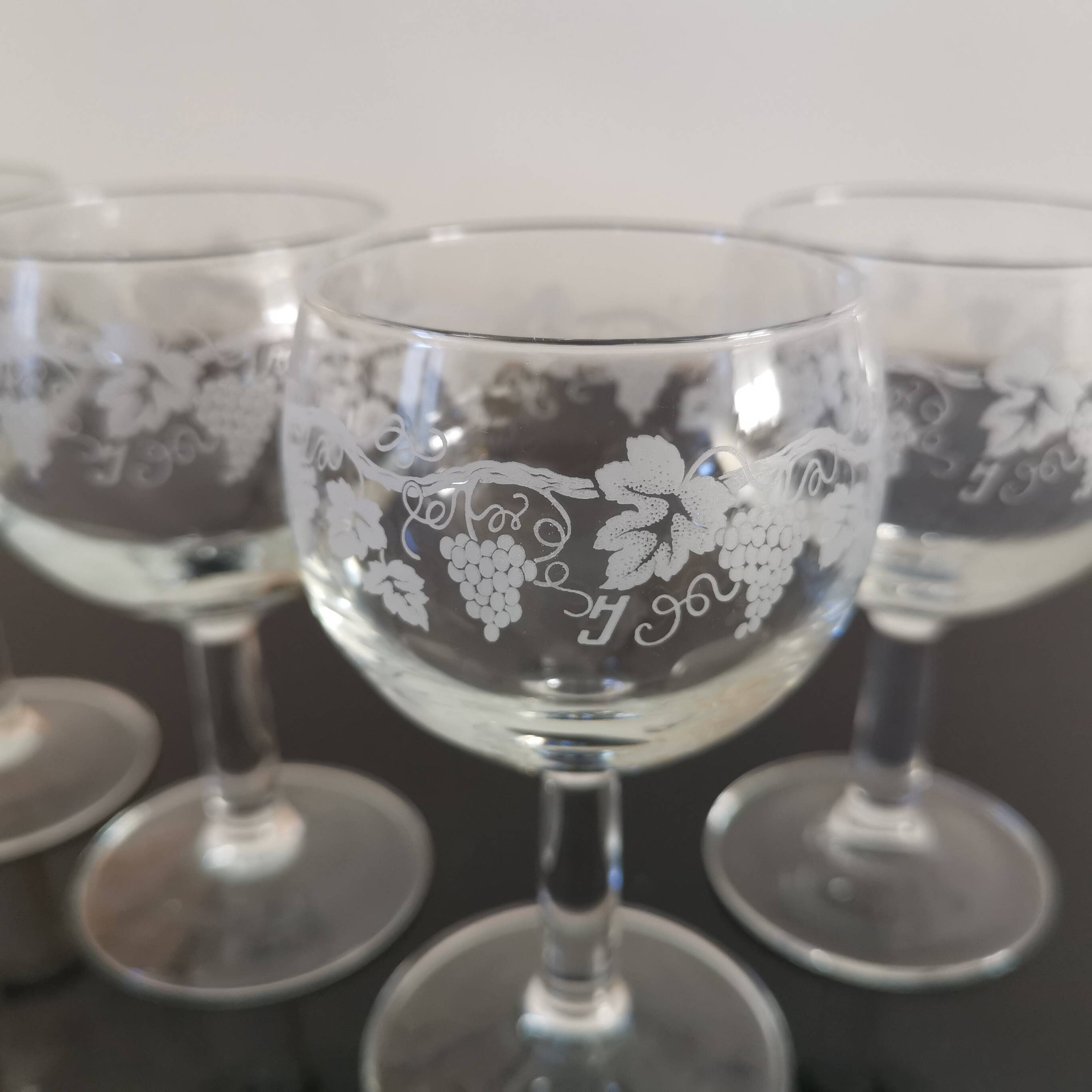 6 vintage “Henri Julien” white wine balloon glasses decorated with bunches of grapes LUMINARC