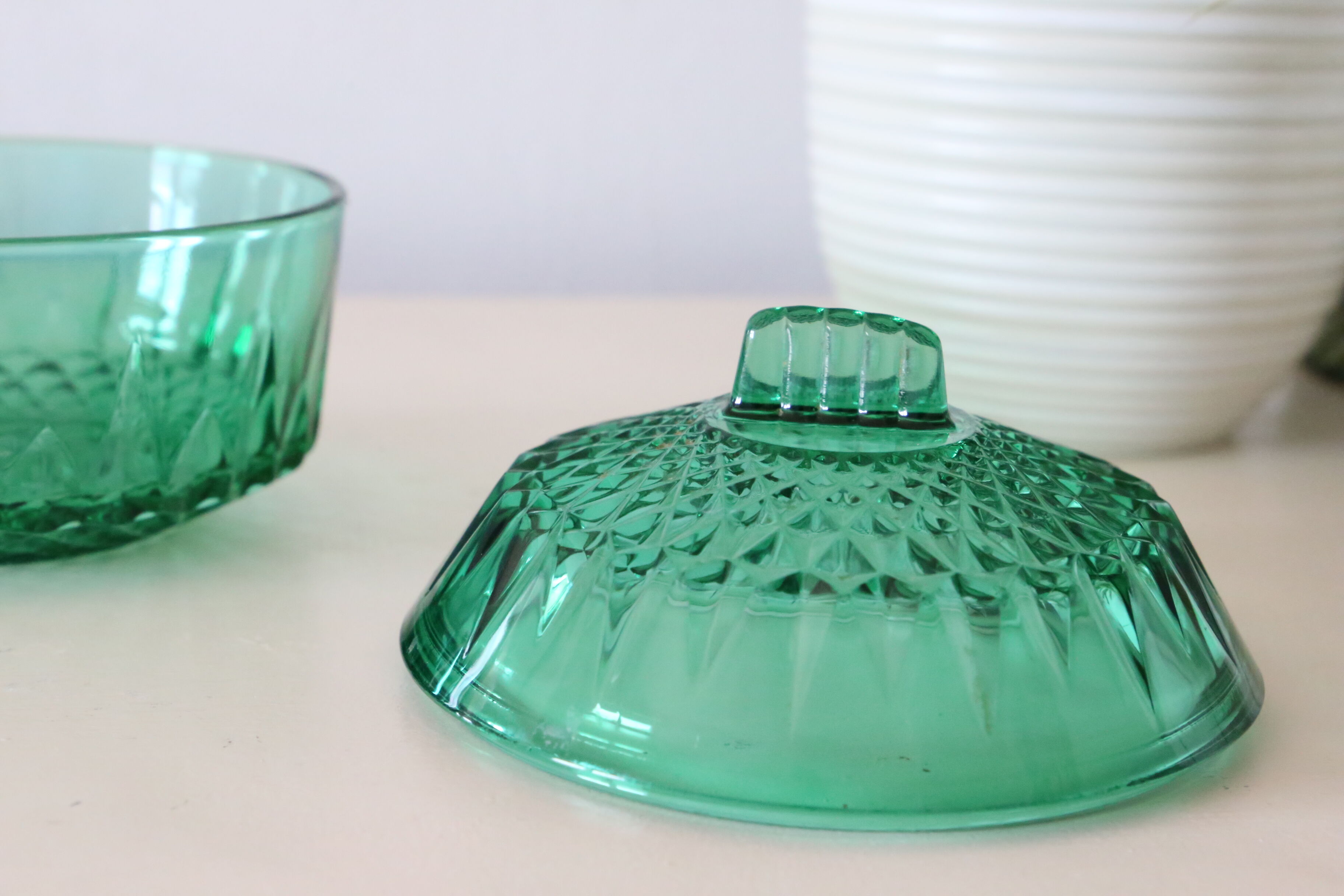 Bonbonnière en verre vert