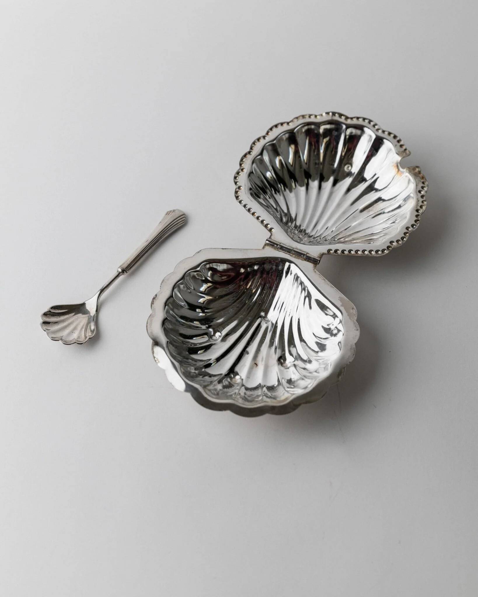 Bol à sucre en forme de coquillage argenté avec cuillère assortie - Italien des années 1960, métal argenté