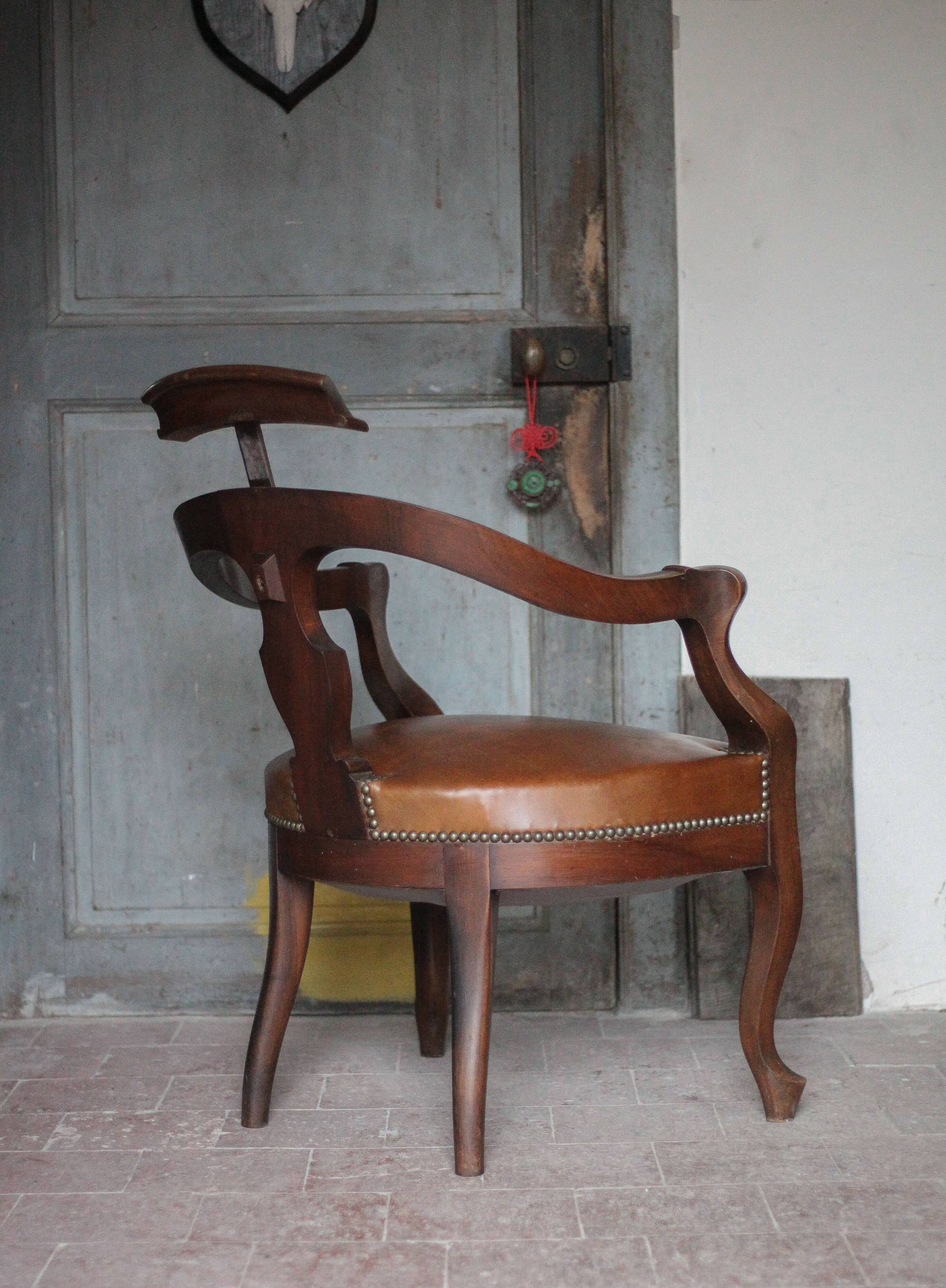 Barber chair in wood and leather with adjustable headrest, office chair.