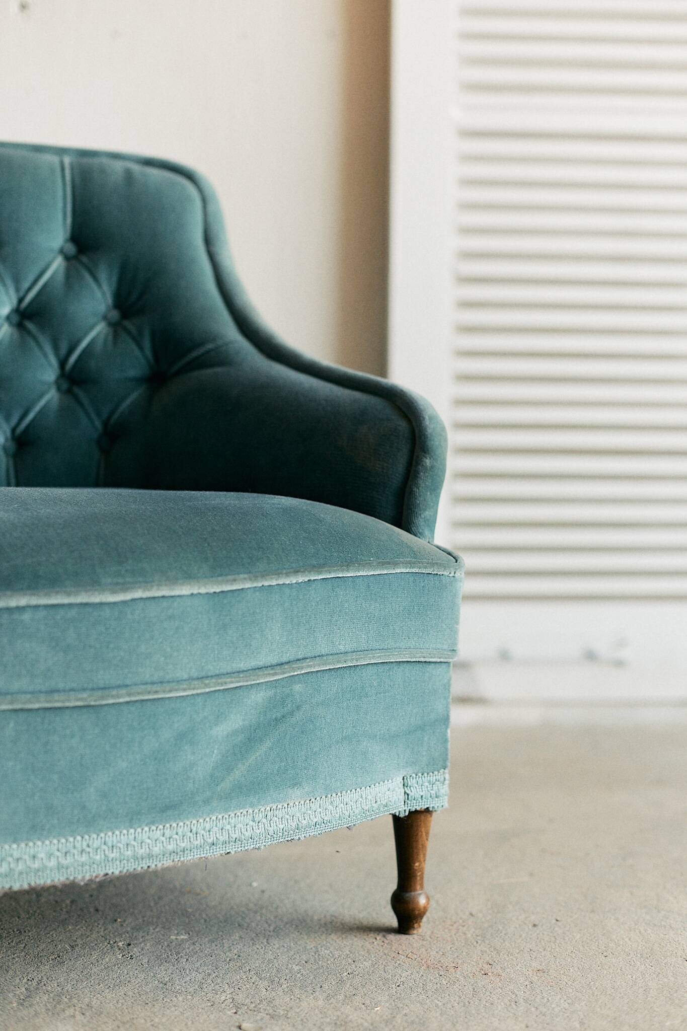 Blue velvet toad bench