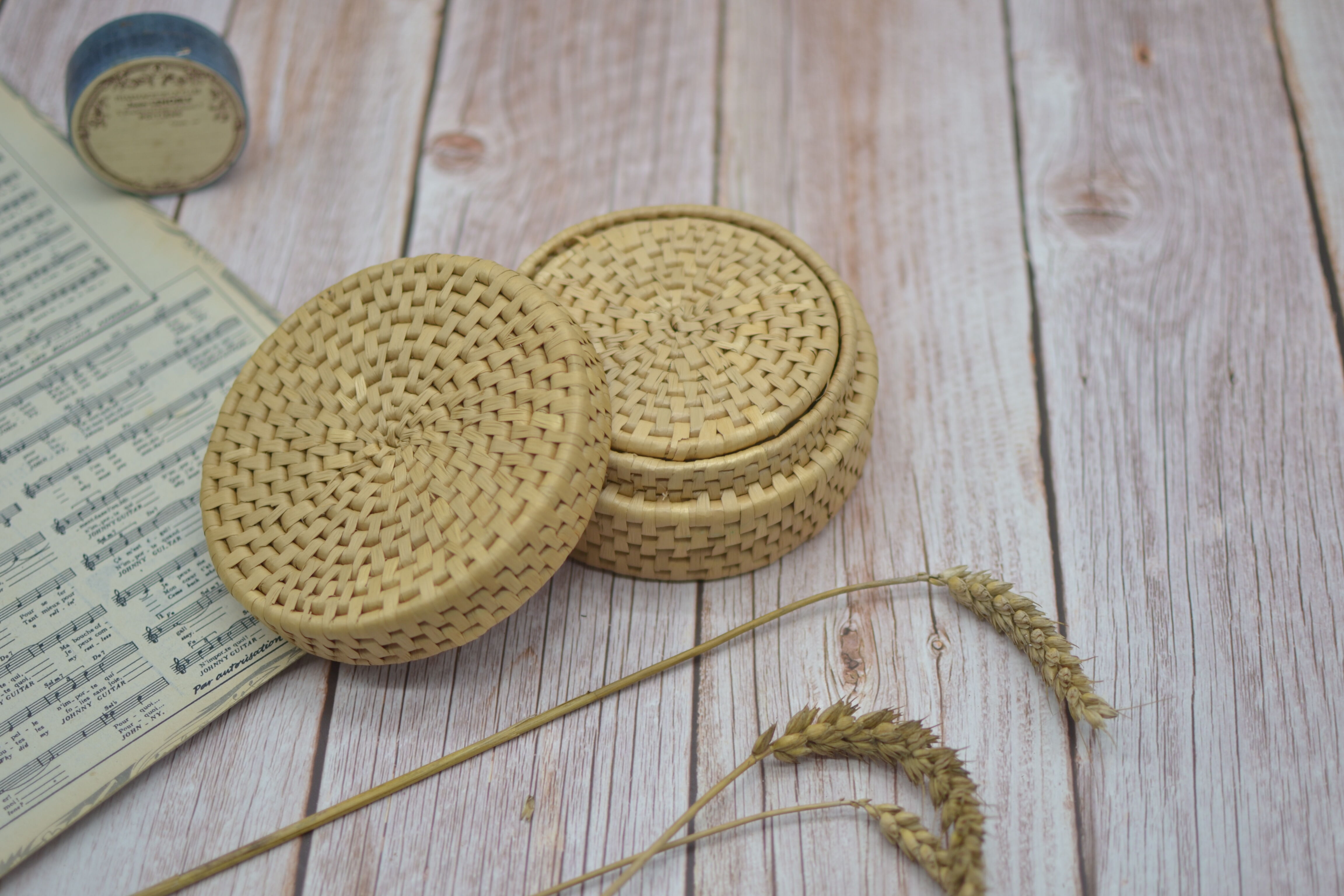 Set of 6 wicker coasters with their storage box