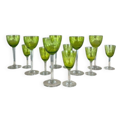 Service de verres anciens en cristal baccarat vert, xxe siècle