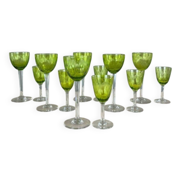 Service de verres anciens en cristal baccarat vert, xxe siècle