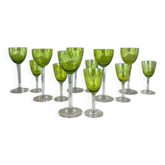 Service de verres anciens en cristal baccarat vert, xxe siècle