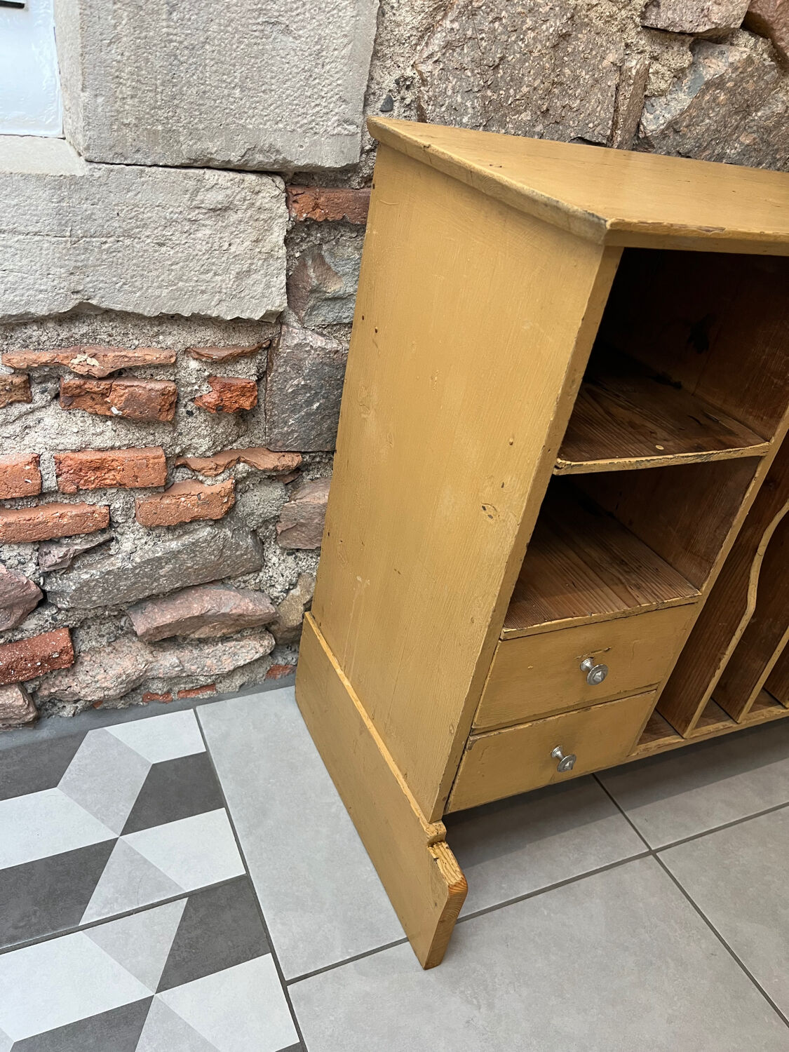 Tradesman's cabinet with sorting compartments and drawers