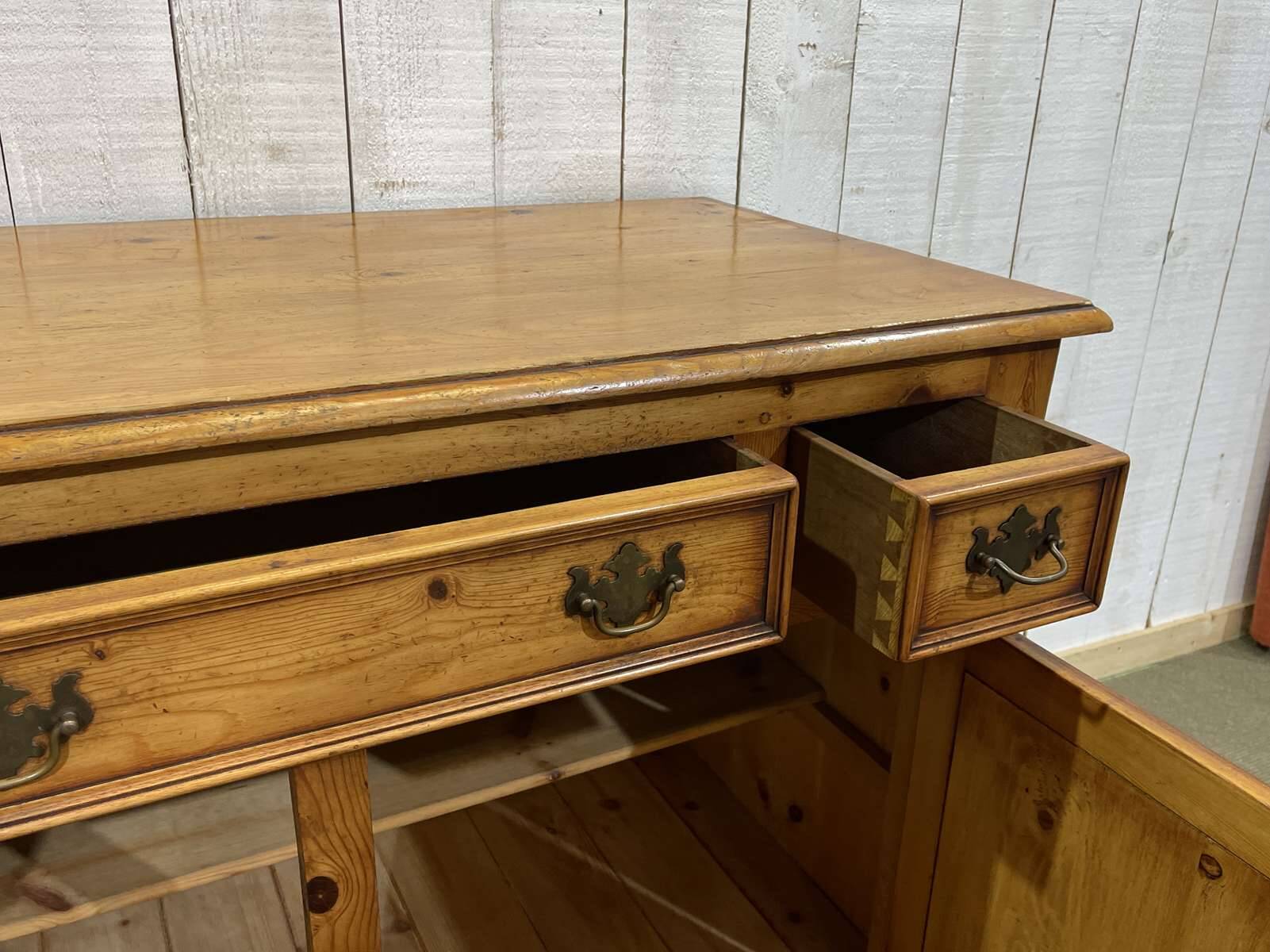 Buffet anglais en sapin des années 1950