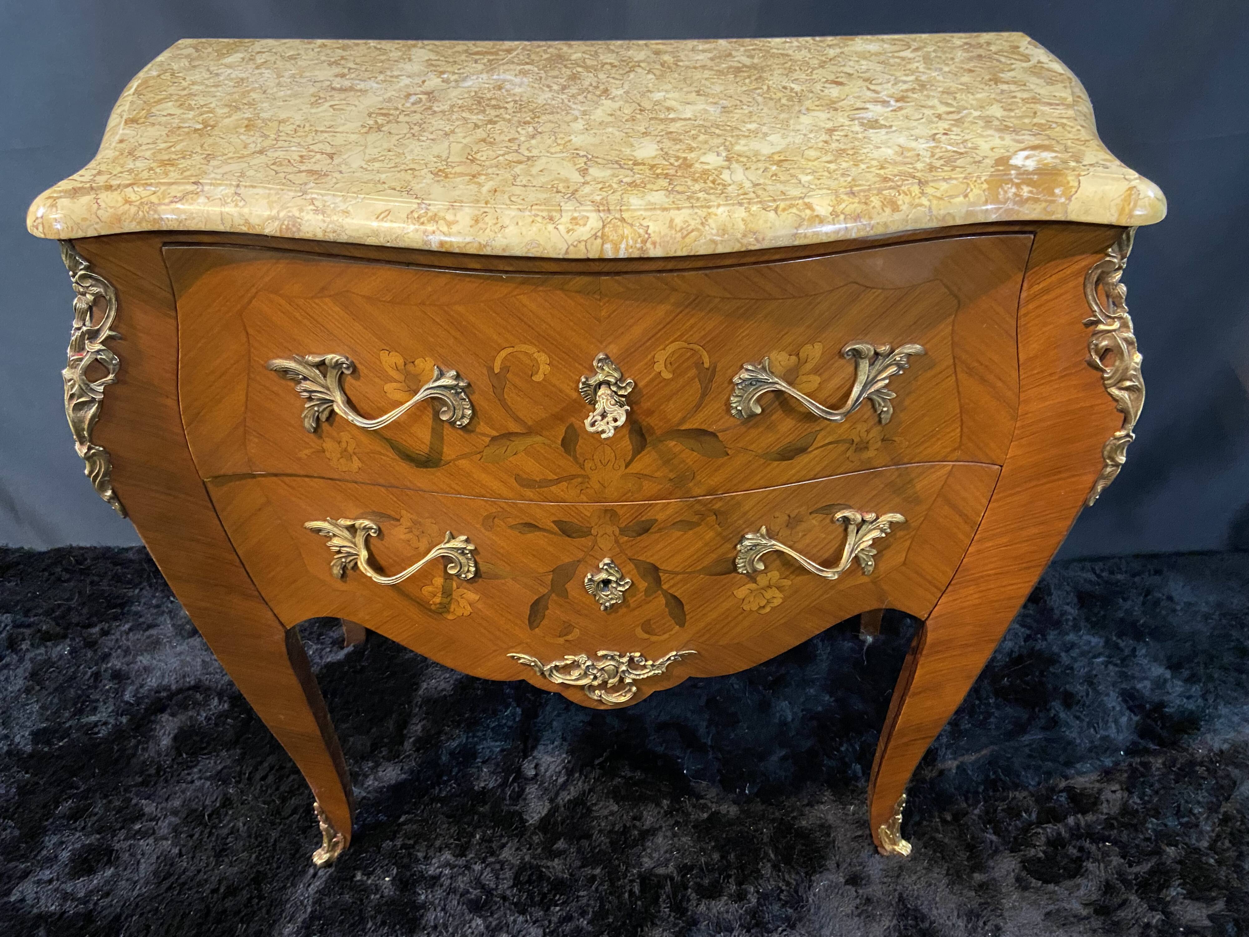 Petite commode toutes faces galbées à décor marqueté et bronze style Louis
