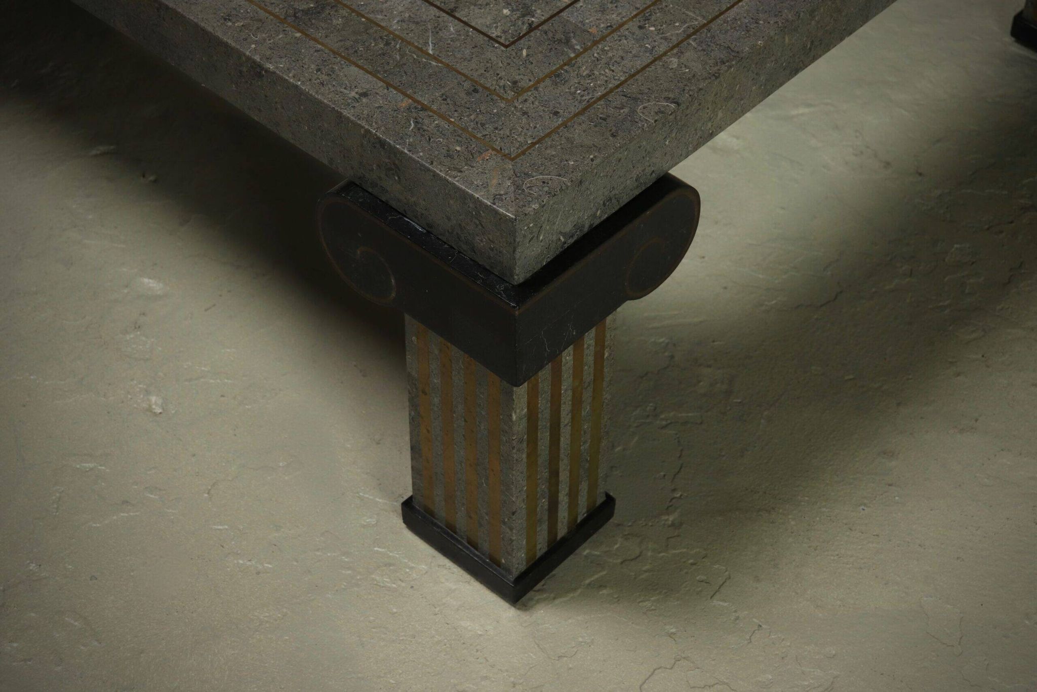Grande table basse en pierre tessellée et en laiton Maitland-Smith des années 1980.